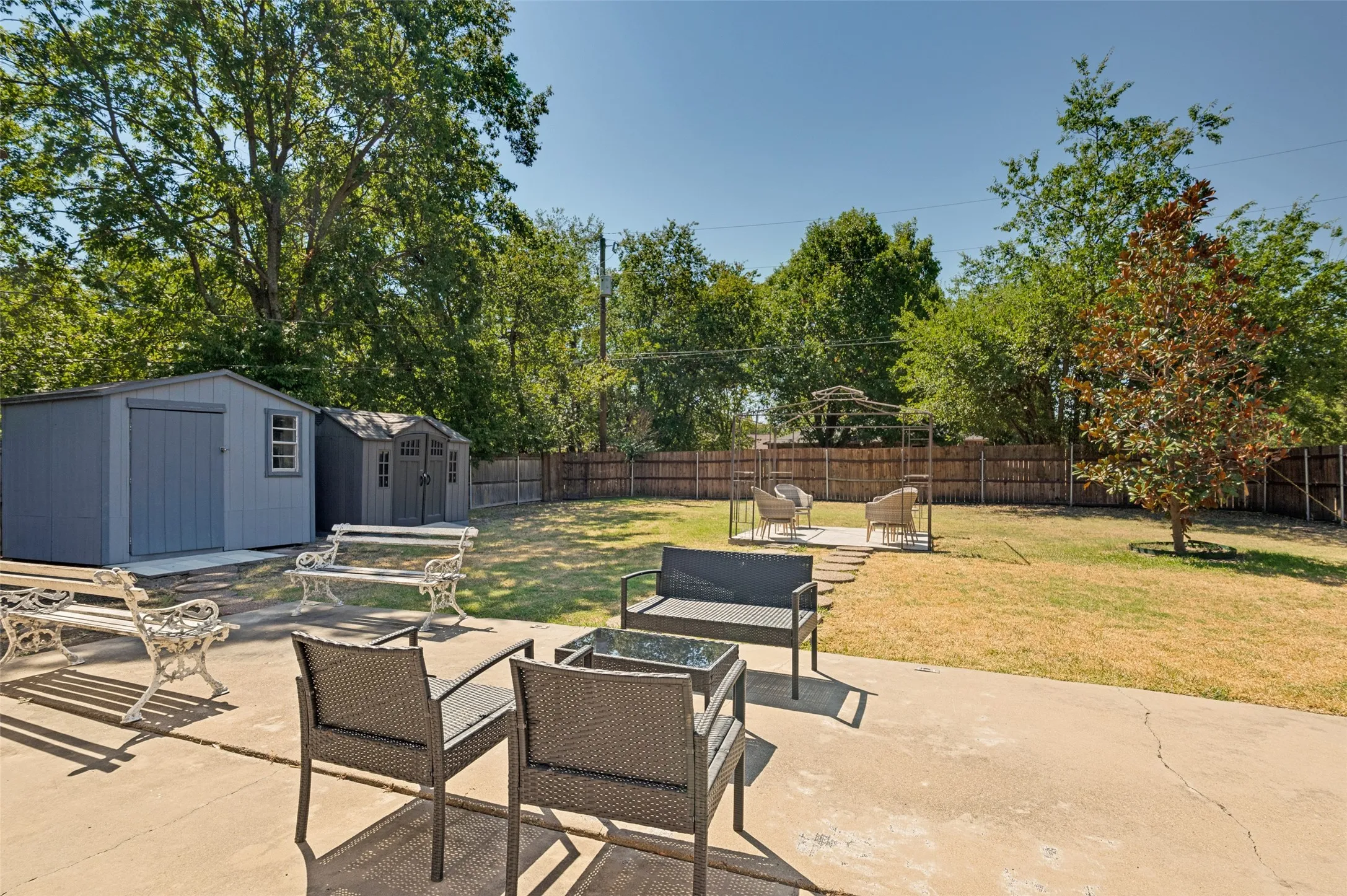 Single Family Residence For Sale in Dallas County , 300 Monica Street, Glenn Heights, Texas 75154, 3 Bedroom, 2 Bathroom, Garage spaces, 1,481 Sqft, built in 1983, mls#21374651, Real Estate Agent in Glenn Heights, Homes For Sale in Dallas county, Homes For Sale in Glenn Heights, Realtor in Glenn Heights Texas, Real Estate Brokerage Independent Realty Texas, Luminita Cordes Realtor