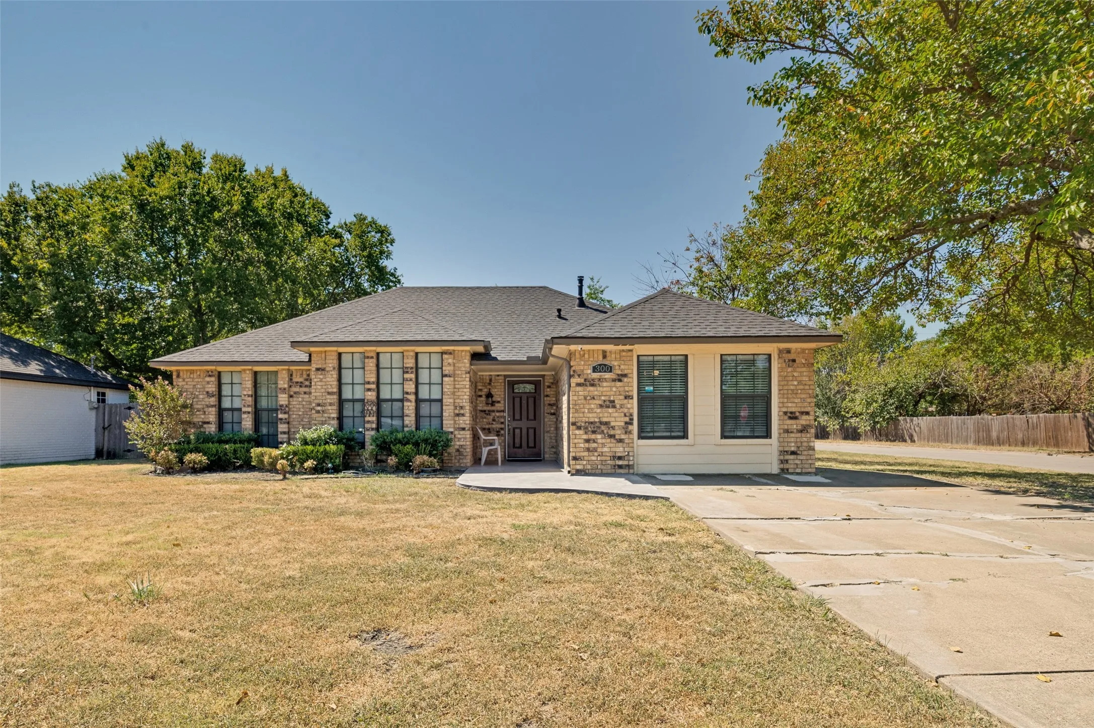 Single Family Residence For Sale in Dallas County , 300 Monica Street, Glenn Heights, Texas 75154, 3 Bedroom, 2 Bathroom, Garage spaces, 1,481 Sqft, built in 1983, mls#21374651, Real Estate Agent in Glenn Heights, Homes For Sale in Dallas county, Homes For Sale in Glenn Heights, Realtor in Glenn Heights Texas, Real Estate Brokerage Independent Realty Texas, Luminita Cordes Realtor