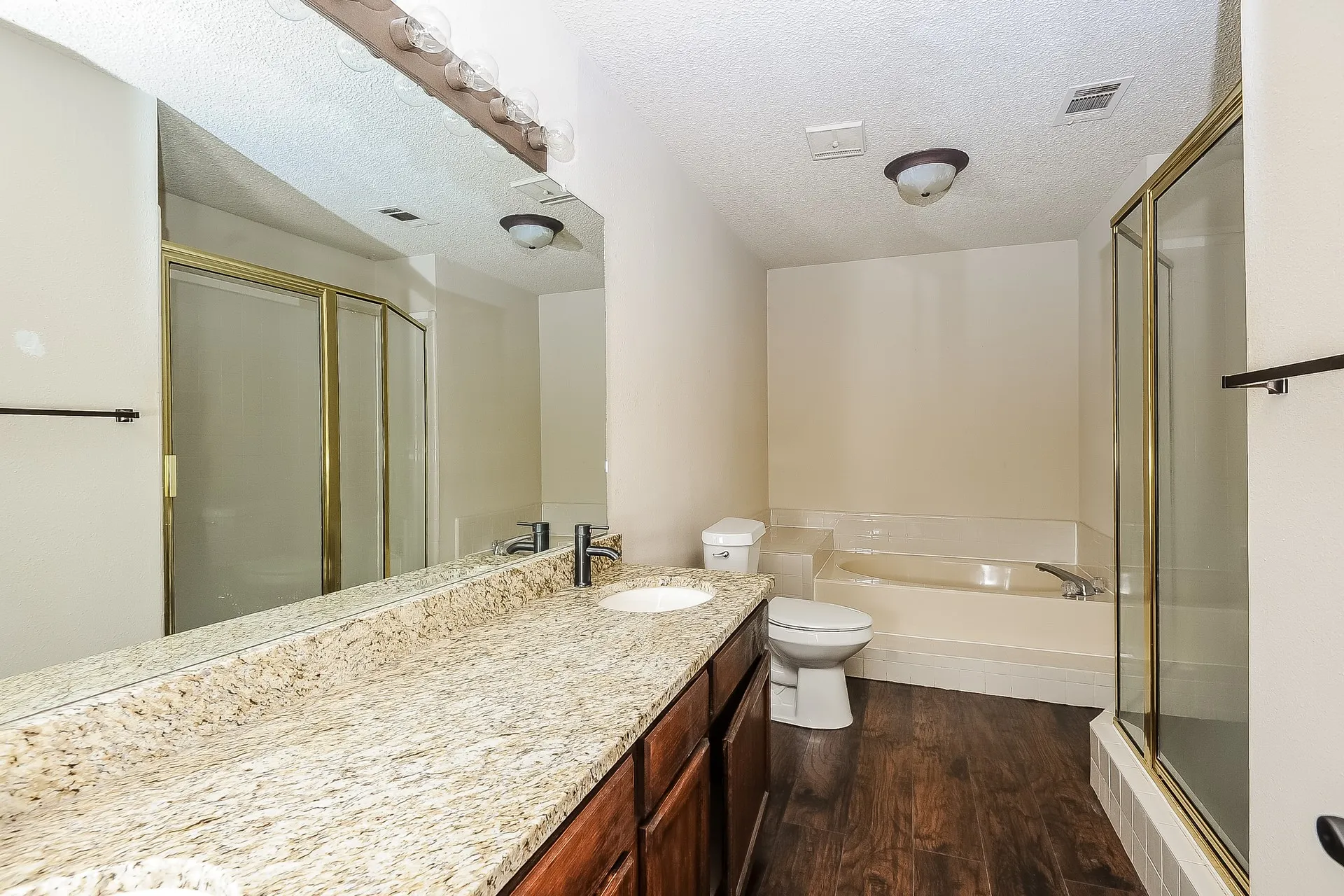 Single Family Residence For Rent in Denton County , 1396 Chinaberry Drive, Lewisville, Texas 75077, 3 Bedroom, 3 Bathroom, 2 Garage spaces, 1,647 Sqft, built in 1985, mls#21374662, Real Estate Agent in Lewisville, Homes For Rent in Denton county, Homes For Rent in Lewisville, Realtor in Lewisville Texas, Real Estate Brokerage Independent Realty Texas, Luminita Cordes Realtor
