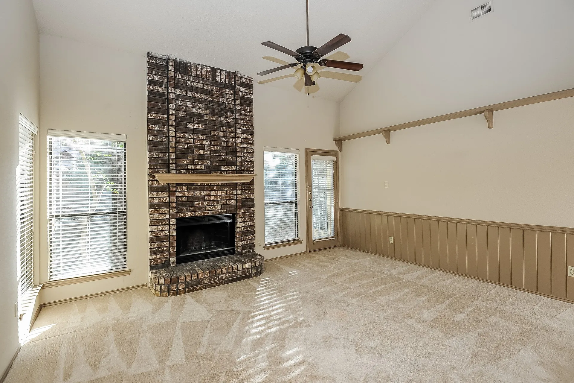 Single Family Residence For Rent in Denton County , 1396 Chinaberry Drive, Lewisville, Texas 75077, 3 Bedroom, 3 Bathroom, 2 Garage spaces, 1,647 Sqft, built in 1985, mls#21374662, Real Estate Agent in Lewisville, Homes For Rent in Denton county, Homes For Rent in Lewisville, Realtor in Lewisville Texas, Real Estate Brokerage Independent Realty Texas, Luminita Cordes Realtor