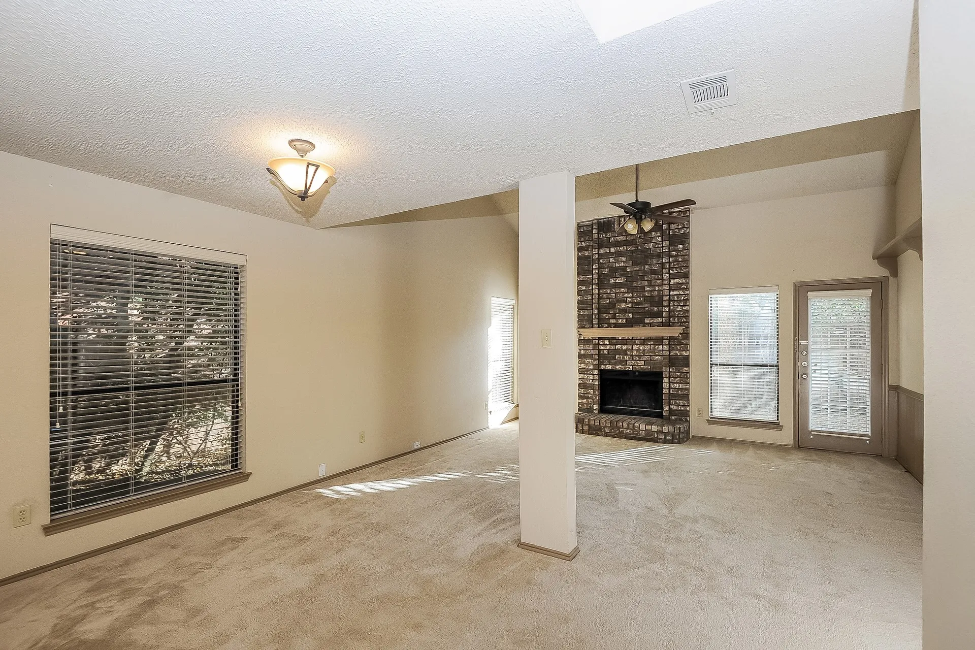 Single Family Residence For Rent in Denton County , 1396 Chinaberry Drive, Lewisville, Texas 75077, 3 Bedroom, 3 Bathroom, 2 Garage spaces, 1,647 Sqft, built in 1985, mls#21374662, Real Estate Agent in Lewisville, Homes For Rent in Denton county, Homes For Rent in Lewisville, Realtor in Lewisville Texas, Real Estate Brokerage Independent Realty Texas, Luminita Cordes Realtor