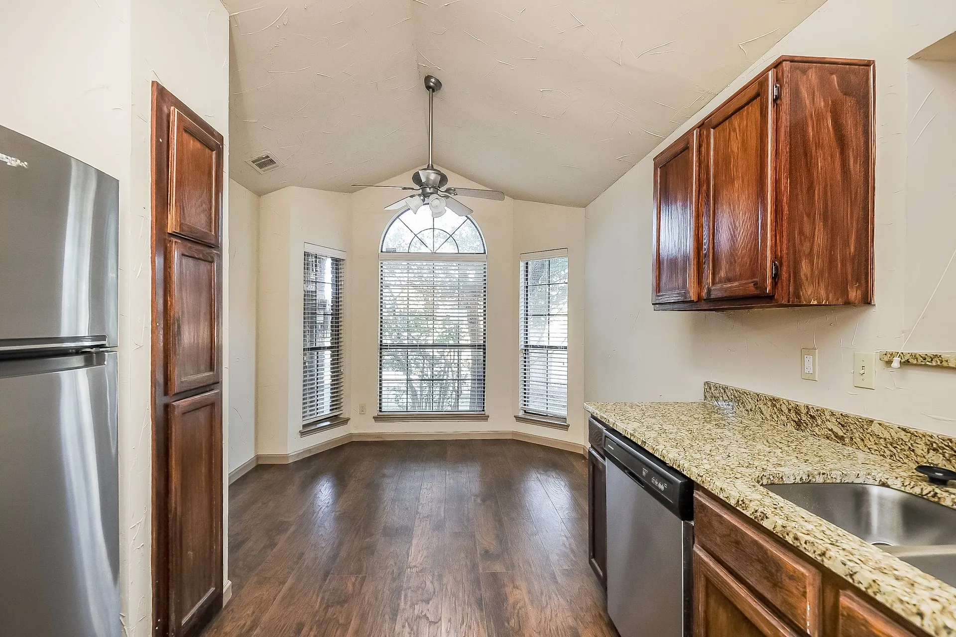 Single Family Residence For Rent in Denton County , 1396 Chinaberry Drive, Lewisville, Texas 75077, 3 Bedroom, 3 Bathroom, 2 Garage spaces, 1,647 Sqft, built in 1985, mls#21374662, Real Estate Agent in Lewisville, Homes For Rent in Denton county, Homes For Rent in Lewisville, Realtor in Lewisville Texas, Real Estate Brokerage Independent Realty Texas, Luminita Cordes Realtor