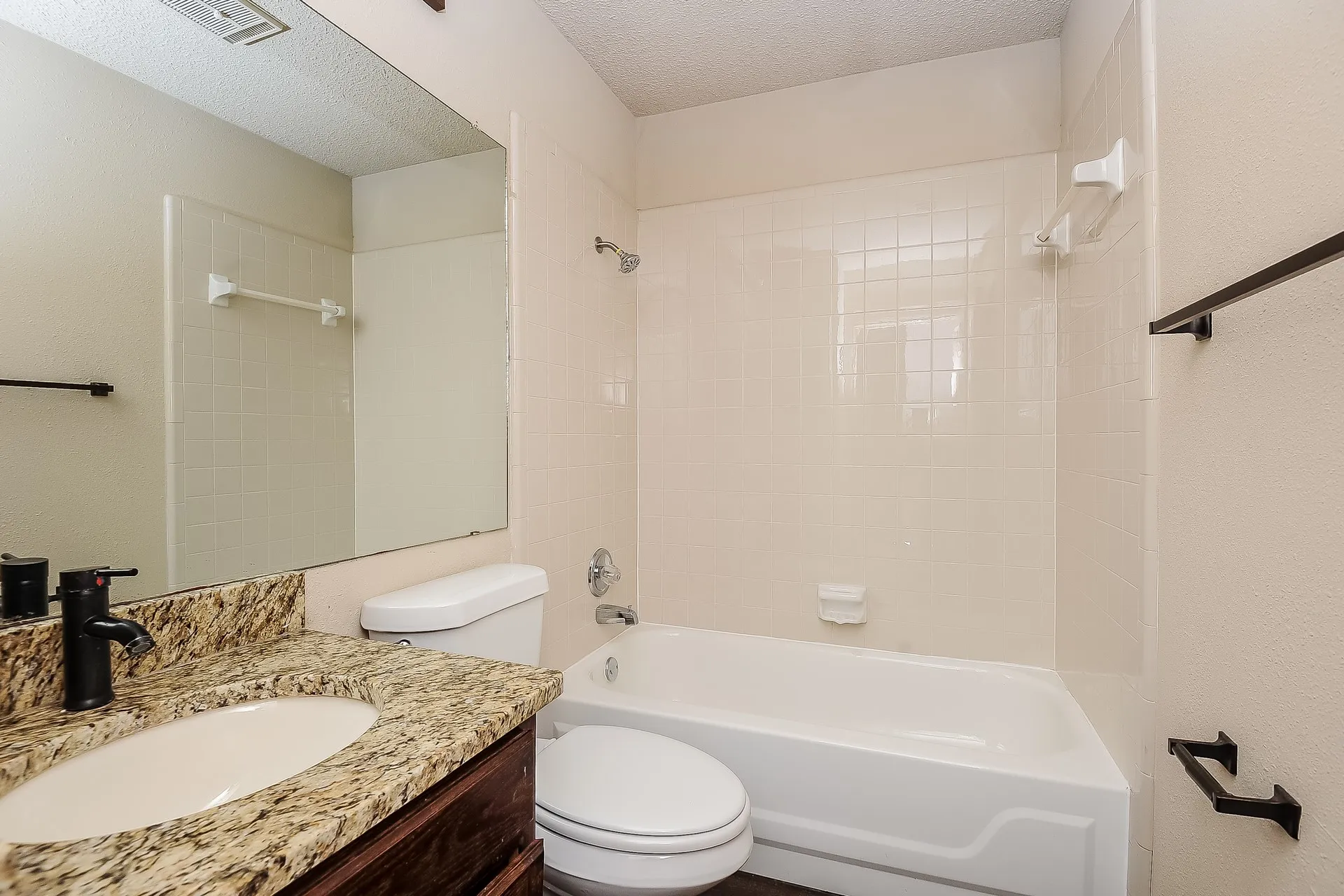 Single Family Residence For Rent in Denton County , 1396 Chinaberry Drive, Lewisville, Texas 75077, 3 Bedroom, 3 Bathroom, 2 Garage spaces, 1,647 Sqft, built in 1985, mls#21374662, Real Estate Agent in Lewisville, Homes For Rent in Denton county, Homes For Rent in Lewisville, Realtor in Lewisville Texas, Real Estate Brokerage Independent Realty Texas, Luminita Cordes Realtor