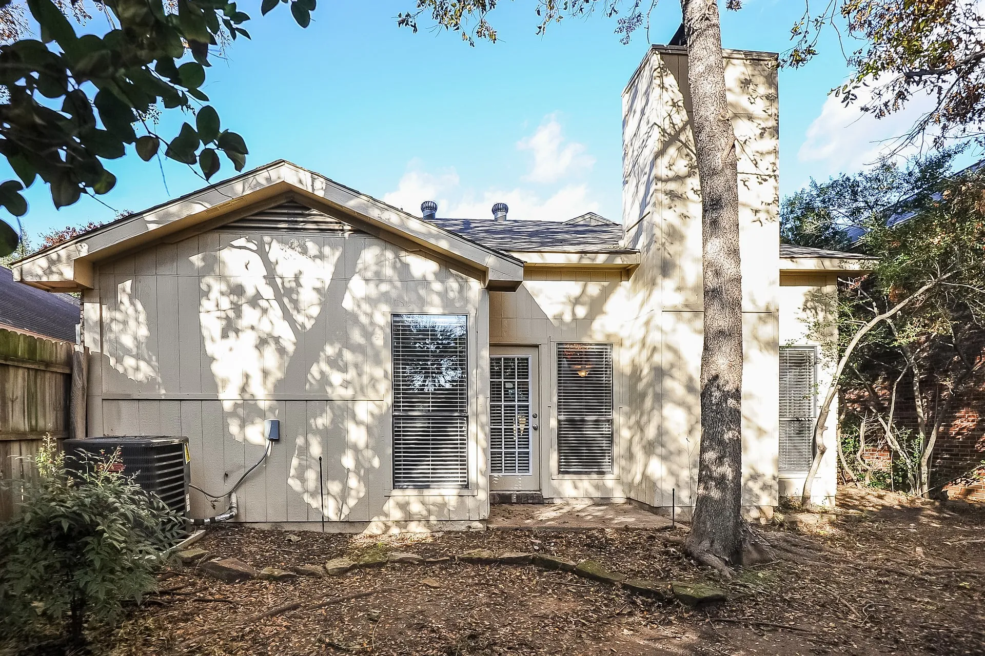 Single Family Residence For Rent in Denton County , 1396 Chinaberry Drive, Lewisville, Texas 75077, 3 Bedroom, 3 Bathroom, 2 Garage spaces, 1,647 Sqft, built in 1985, mls#21374662, Real Estate Agent in Lewisville, Homes For Rent in Denton county, Homes For Rent in Lewisville, Realtor in Lewisville Texas, Real Estate Brokerage Independent Realty Texas, Luminita Cordes Realtor