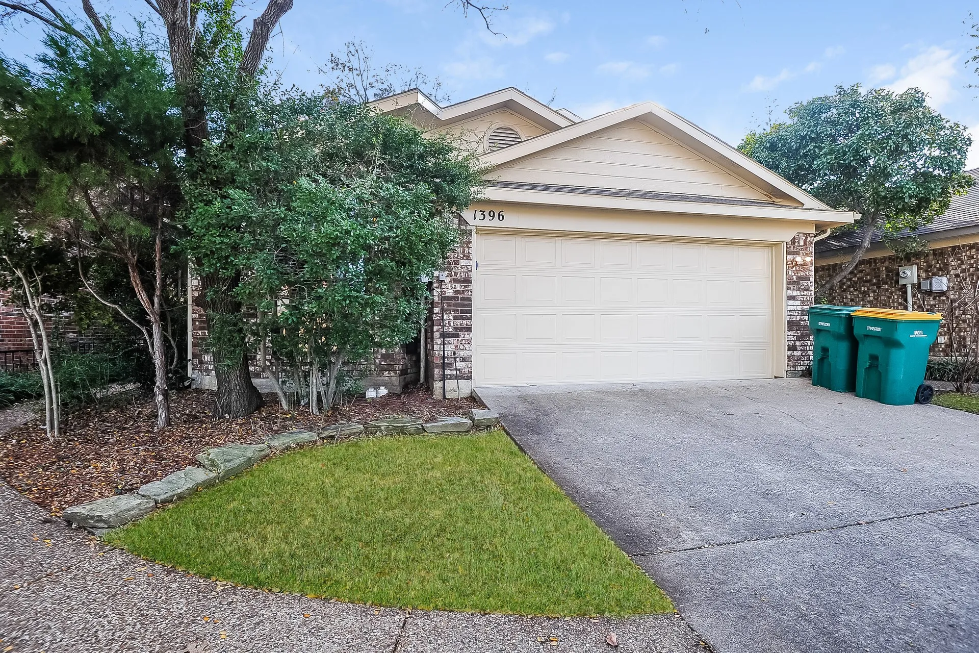 Single Family Residence For Rent in Denton County , 1396 Chinaberry Drive, Lewisville, Texas 75077, 3 Bedroom, 3 Bathroom, 2 Garage spaces, 1,647 Sqft, built in 1985, mls#21374662, Real Estate Agent in Lewisville, Homes For Rent in Denton county, Homes For Rent in Lewisville, Realtor in Lewisville Texas, Real Estate Brokerage Independent Realty Texas, Luminita Cordes Realtor