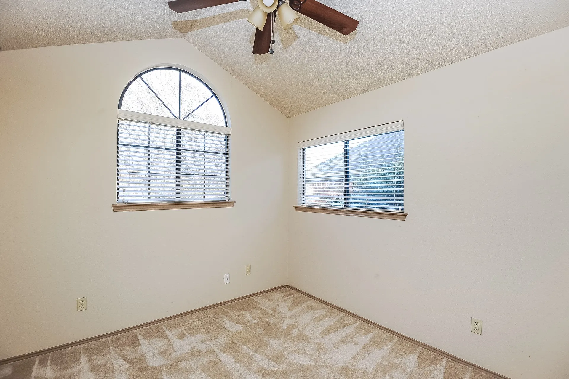 Single Family Residence For Rent in Denton County , 1396 Chinaberry Drive, Lewisville, Texas 75077, 3 Bedroom, 3 Bathroom, 2 Garage spaces, 1,647 Sqft, built in 1985, mls#21374662, Real Estate Agent in Lewisville, Homes For Rent in Denton county, Homes For Rent in Lewisville, Realtor in Lewisville Texas, Real Estate Brokerage Independent Realty Texas, Luminita Cordes Realtor