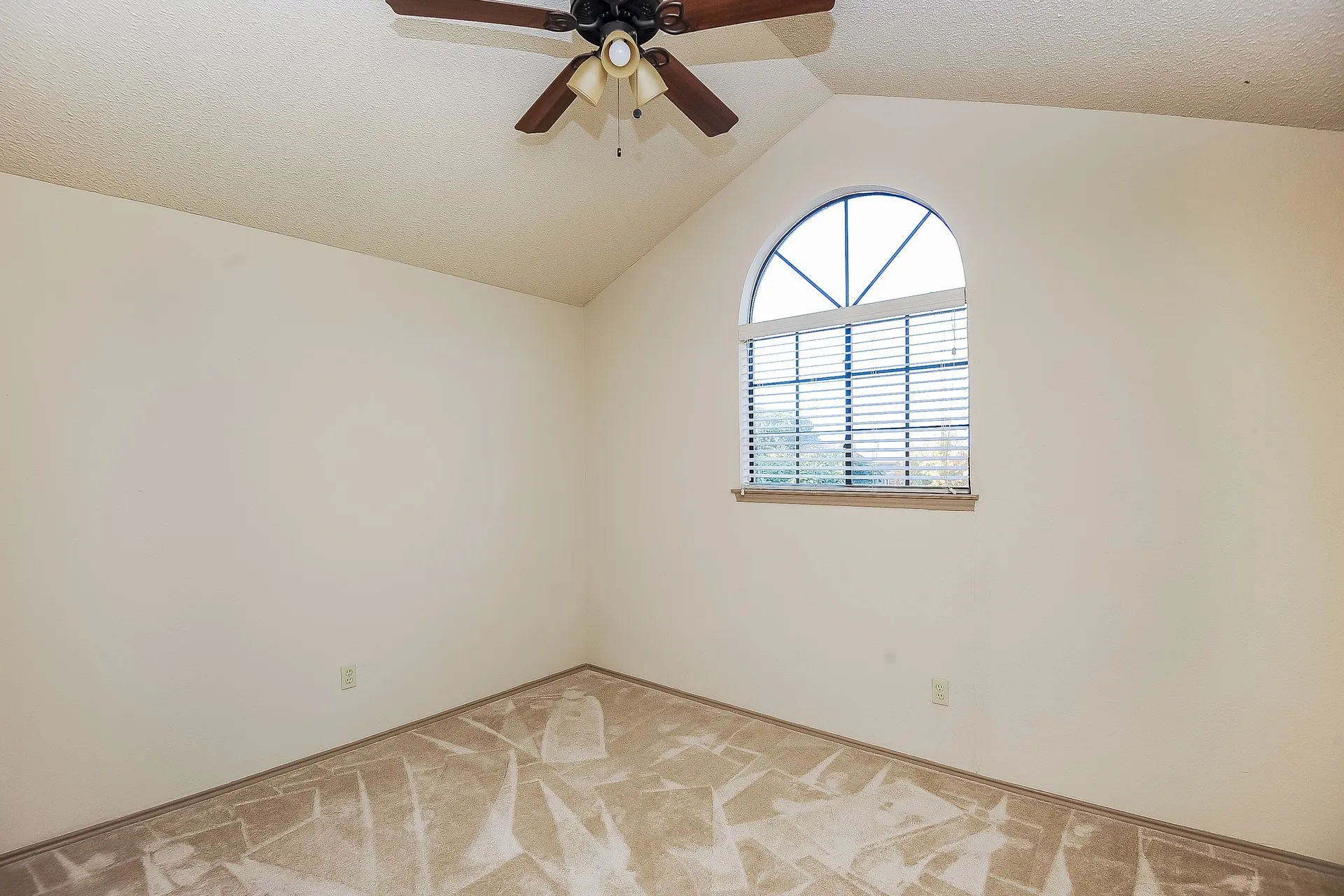 Single Family Residence For Rent in Denton County , 1396 Chinaberry Drive, Lewisville, Texas 75077, 3 Bedroom, 3 Bathroom, 2 Garage spaces, 1,647 Sqft, built in 1985, mls#21374662, Real Estate Agent in Lewisville, Homes For Rent in Denton county, Homes For Rent in Lewisville, Realtor in Lewisville Texas, Real Estate Brokerage Independent Realty Texas, Luminita Cordes Realtor
