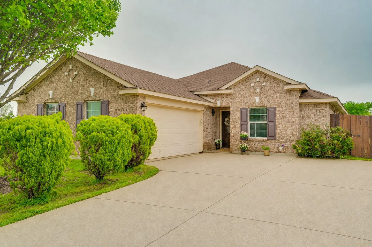 Single Family Residence For Rent in Dallas County , 2035 Matagorda Lane, Grand Prairie, Texas 75052, 3 Bedroom, 2 Bathroom, 2 Garage spaces, 1,983 Sqft, built in 2006, mls#21367199, Real Estate Agent in Grand Prairie, Homes For Rent in Dallas county, Homes For Rent in Grand Prairie, Realtor in Grand Prairie Texas, Real Estate Brokerage Independent Realty Texas, Luminita Cordes Realtor