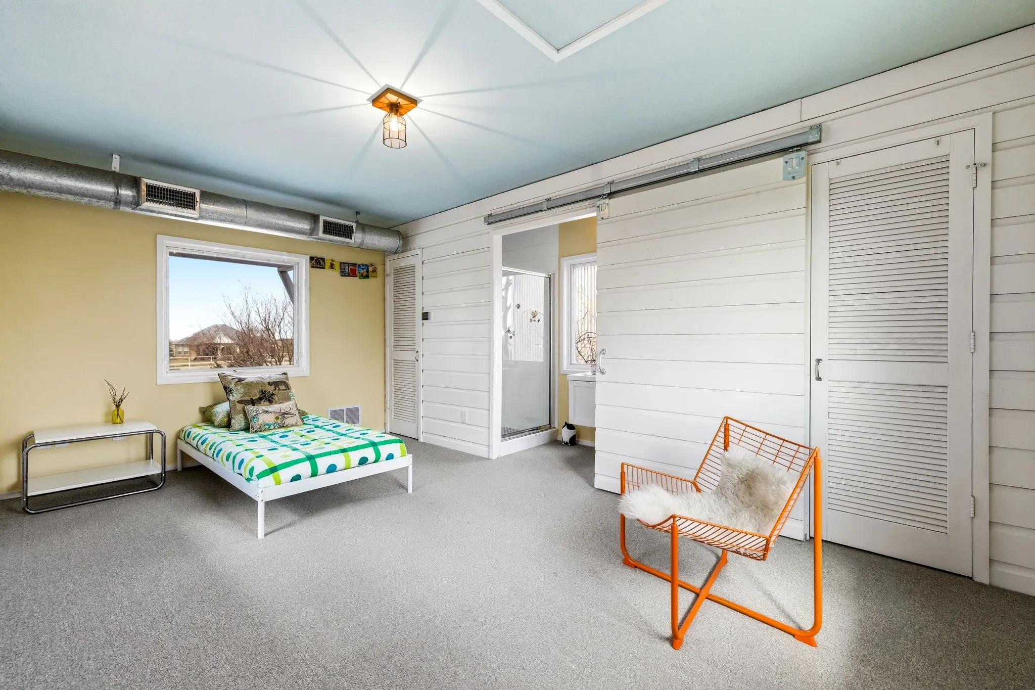 Bedroom with en-suite bath