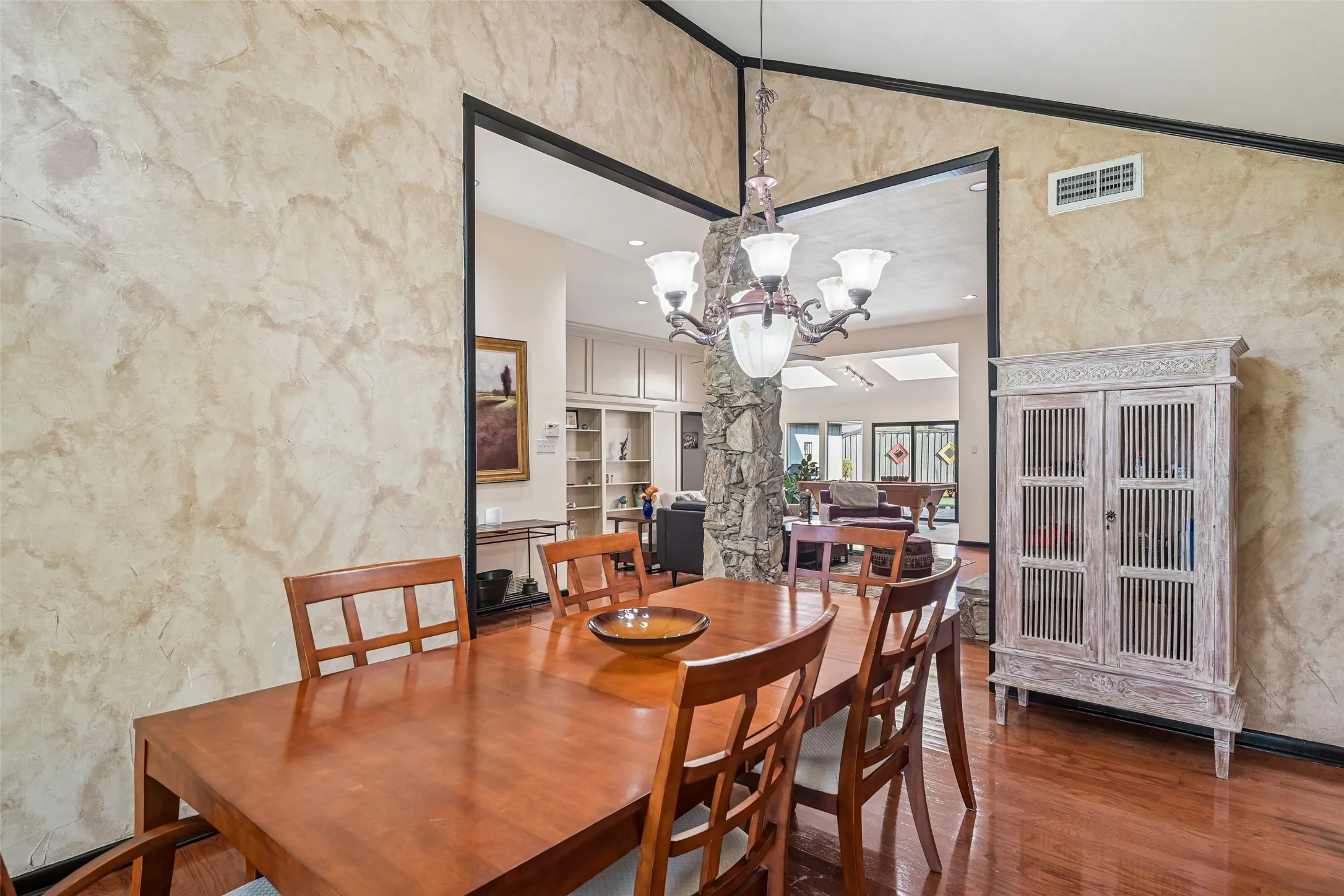 Single Family Residence For Sale in Collin County , 4203 Cobblers Lane, Dallas, Texas 75287, 4 Bedroom, 4 Bathroom, 2 Garage spaces, 3,110 Sqft, built in 1981, mls#21367664, Real Estate Agent in Dallas, Homes For Sale in Collin county, Homes For Sale in Dallas, Realtor in Dallas Texas, Real Estate Brokerage Independent Realty Texas, Luminita Cordes Realtor