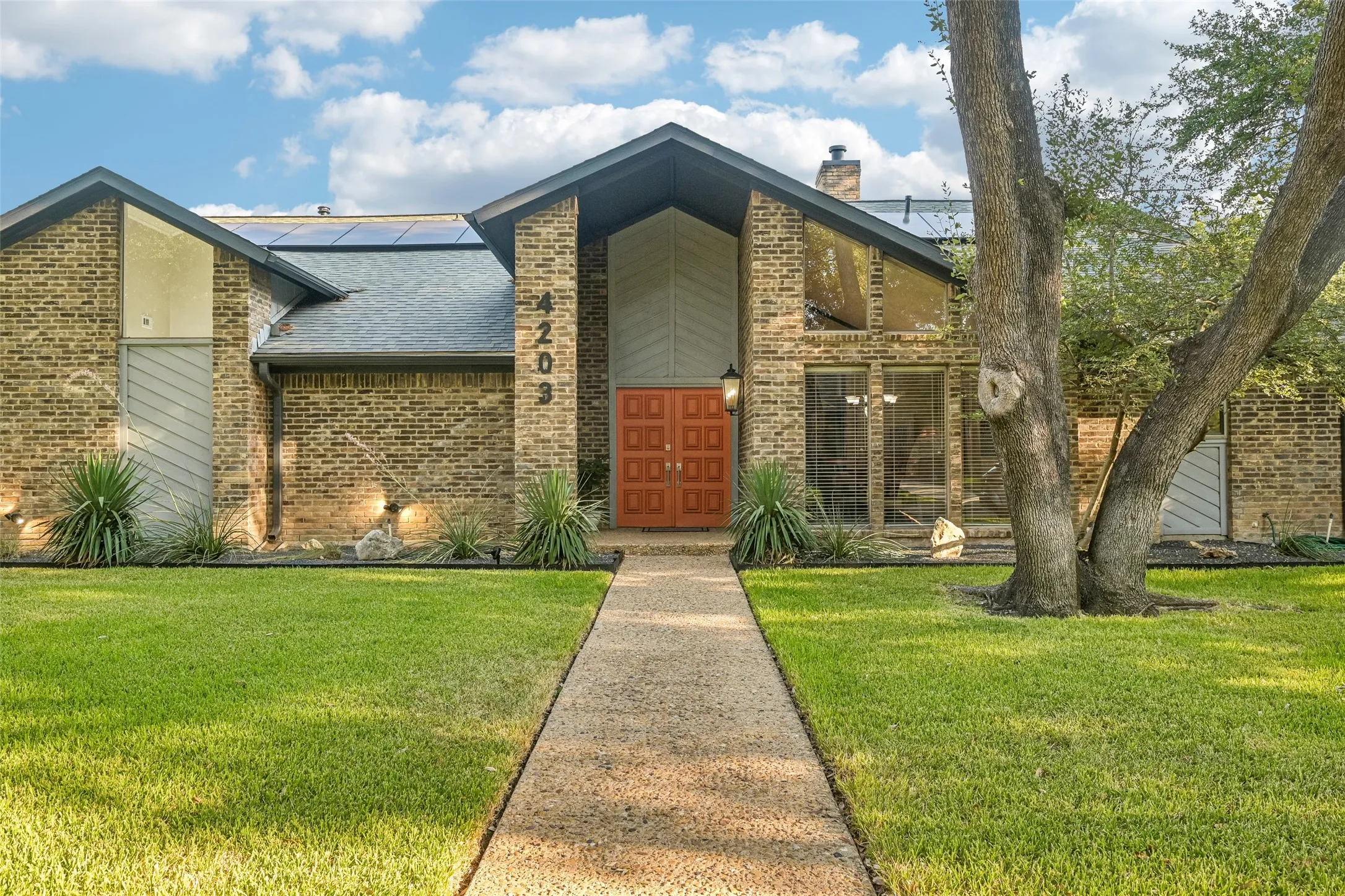Single Family Residence For Sale in Collin County , 4203 Cobblers Lane, Dallas, Texas 75287, 4 Bedroom, 4 Bathroom, 2 Garage spaces, 3,110 Sqft, built in 1981, mls#21367664, Real Estate Agent in Dallas, Homes For Sale in Collin county, Homes For Sale in Dallas, Realtor in Dallas Texas, Real Estate Brokerage Independent Realty Texas, Luminita Cordes Realtor