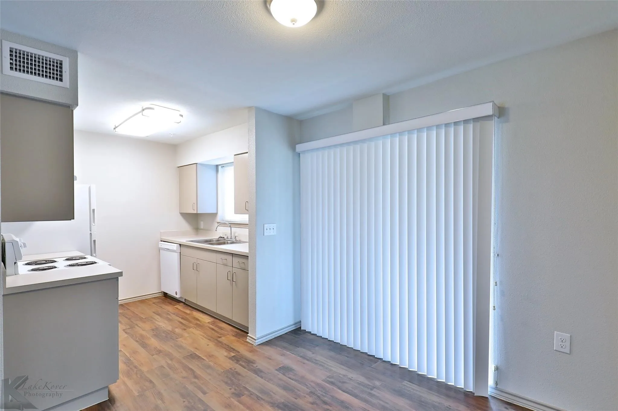 Apartment For Rent in Taylor County , 2800 Sayles Boulevard 02 A, Abilene, Texas 79605, 2 Bedroom, 1 Bathroom, Garage spaces, 975 Sqft, built in 1966, mls#21374673, Real Estate Agent in Abilene, Homes For Rent in Taylor county, Homes For Rent in Abilene, Realtor in Abilene Texas, Real Estate Brokerage Independent Realty Texas, Luminita Cordes Realtor
