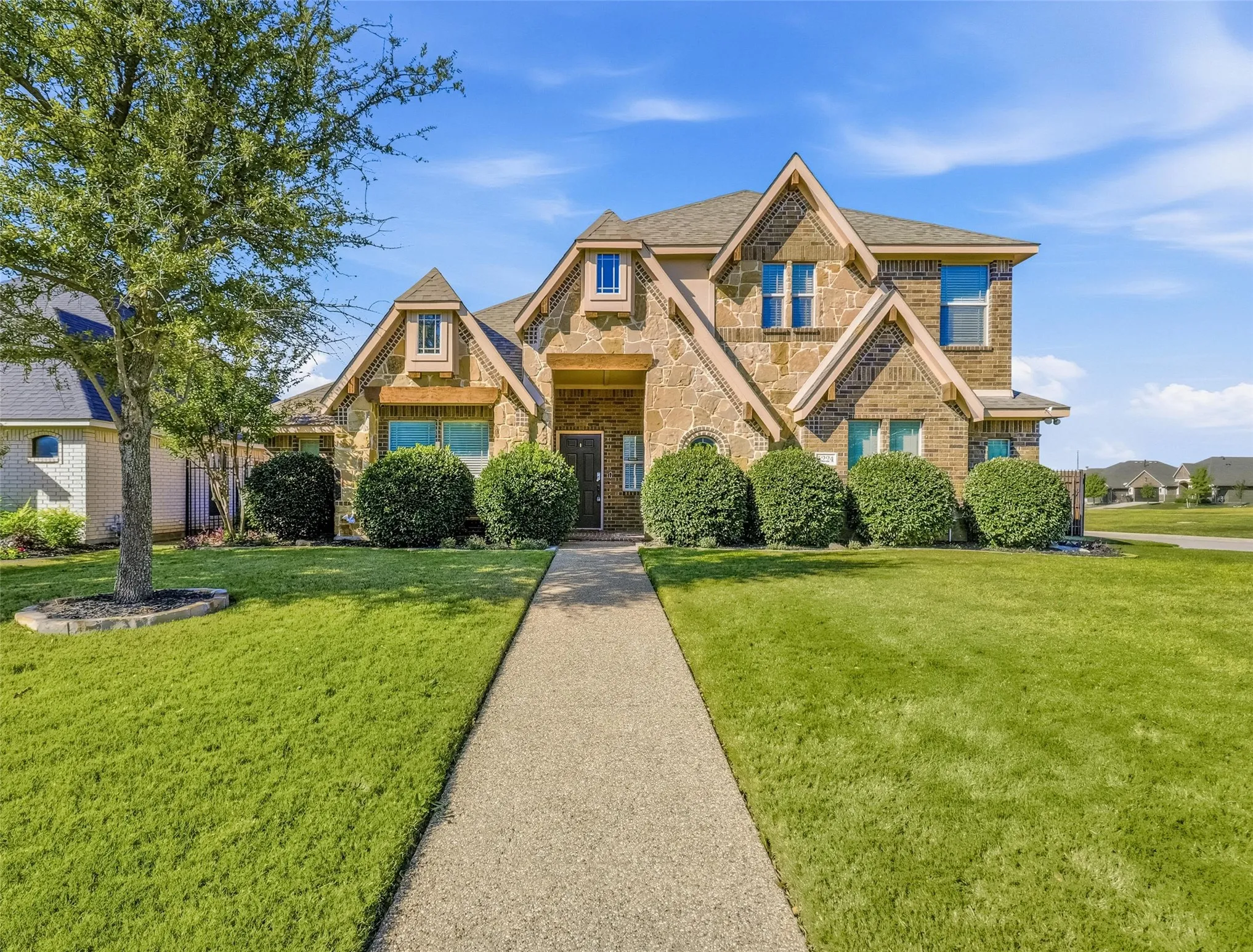 Single Family Residence For Sale in Tarrant County , 5224 Smokey Ridge Drive, Fort Worth, Texas 76123, 5 Bedroom, 3 Bathroom, 2 Garage spaces, 2,972 Sqft, built in 2012, mls#21374677, Real Estate Agent in Fort Worth, Homes For Sale in Tarrant county, Homes For Sale in Fort Worth, Realtor in Fort Worth Texas, Real Estate Brokerage Independent Realty Texas, Luminita Cordes Realtor
