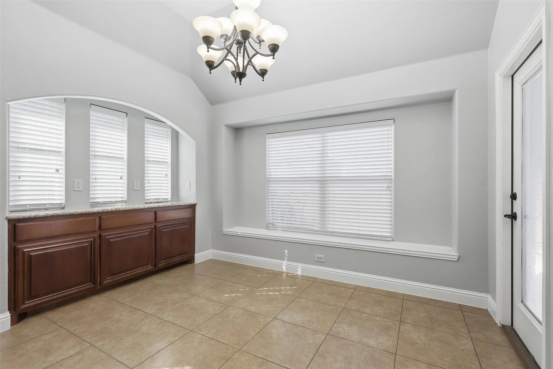 Single Family Residence For Sale in Tarrant County , 5224 Smokey Ridge Drive, Fort Worth, Texas 76123, 5 Bedroom, 3 Bathroom, 2 Garage spaces, 2,972 Sqft, built in 2012, mls#21374677, Real Estate Agent in Fort Worth, Homes For Sale in Tarrant county, Homes For Sale in Fort Worth, Realtor in Fort Worth Texas, Real Estate Brokerage Independent Realty Texas, Luminita Cordes Realtor