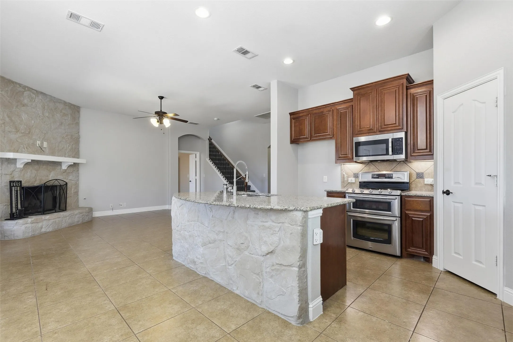 Single Family Residence For Sale in Tarrant County , 5224 Smokey Ridge Drive, Fort Worth, Texas 76123, 5 Bedroom, 3 Bathroom, 2 Garage spaces, 2,972 Sqft, built in 2012, mls#21374677, Real Estate Agent in Fort Worth, Homes For Sale in Tarrant county, Homes For Sale in Fort Worth, Realtor in Fort Worth Texas, Real Estate Brokerage Independent Realty Texas, Luminita Cordes Realtor