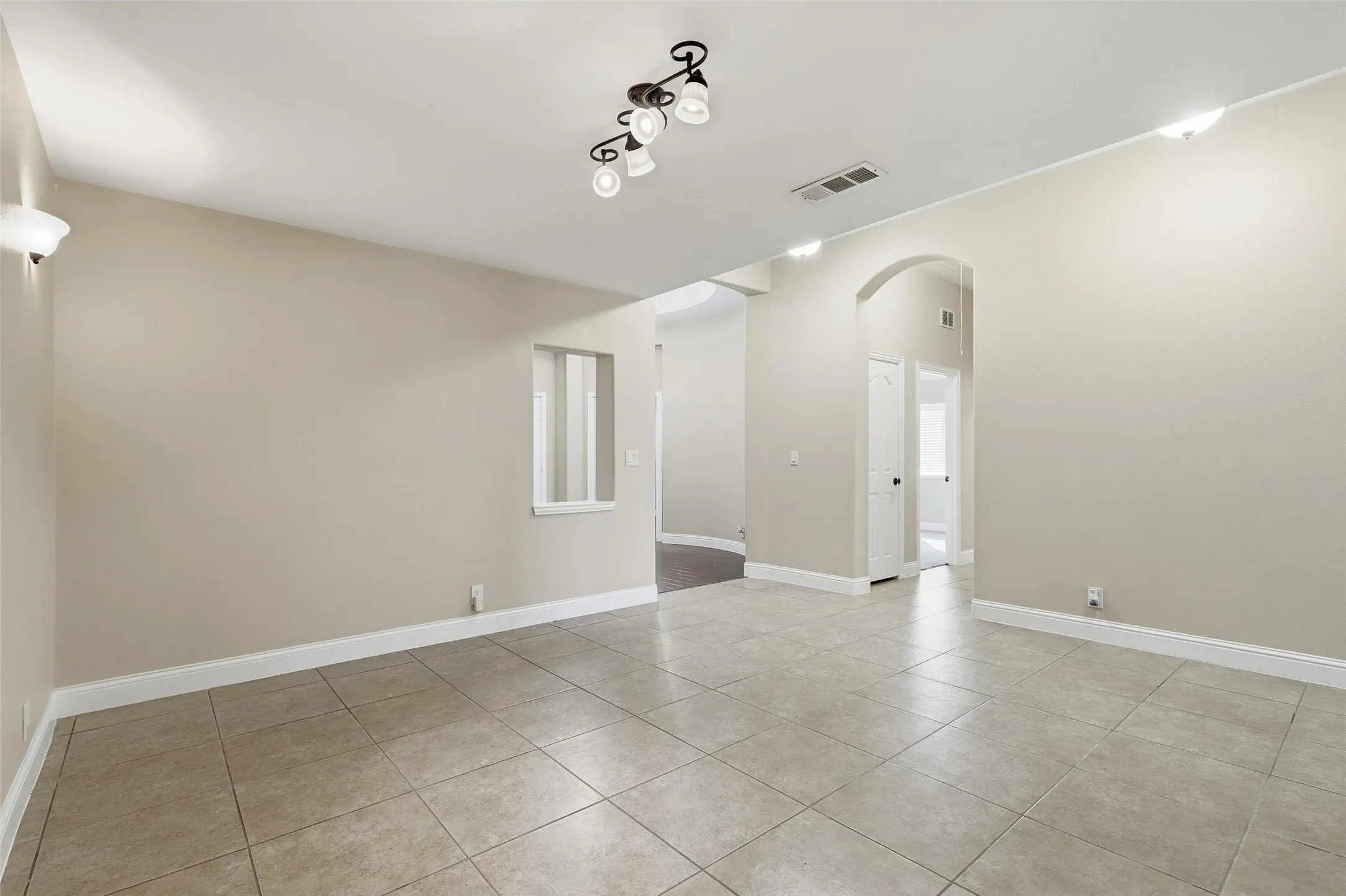 Single Family Residence For Sale in Tarrant County , 5224 Smokey Ridge Drive, Fort Worth, Texas 76123, 5 Bedroom, 3 Bathroom, 2 Garage spaces, 2,972 Sqft, built in 2012, mls#21374677, Real Estate Agent in Fort Worth, Homes For Sale in Tarrant county, Homes For Sale in Fort Worth, Realtor in Fort Worth Texas, Real Estate Brokerage Independent Realty Texas, Luminita Cordes Realtor