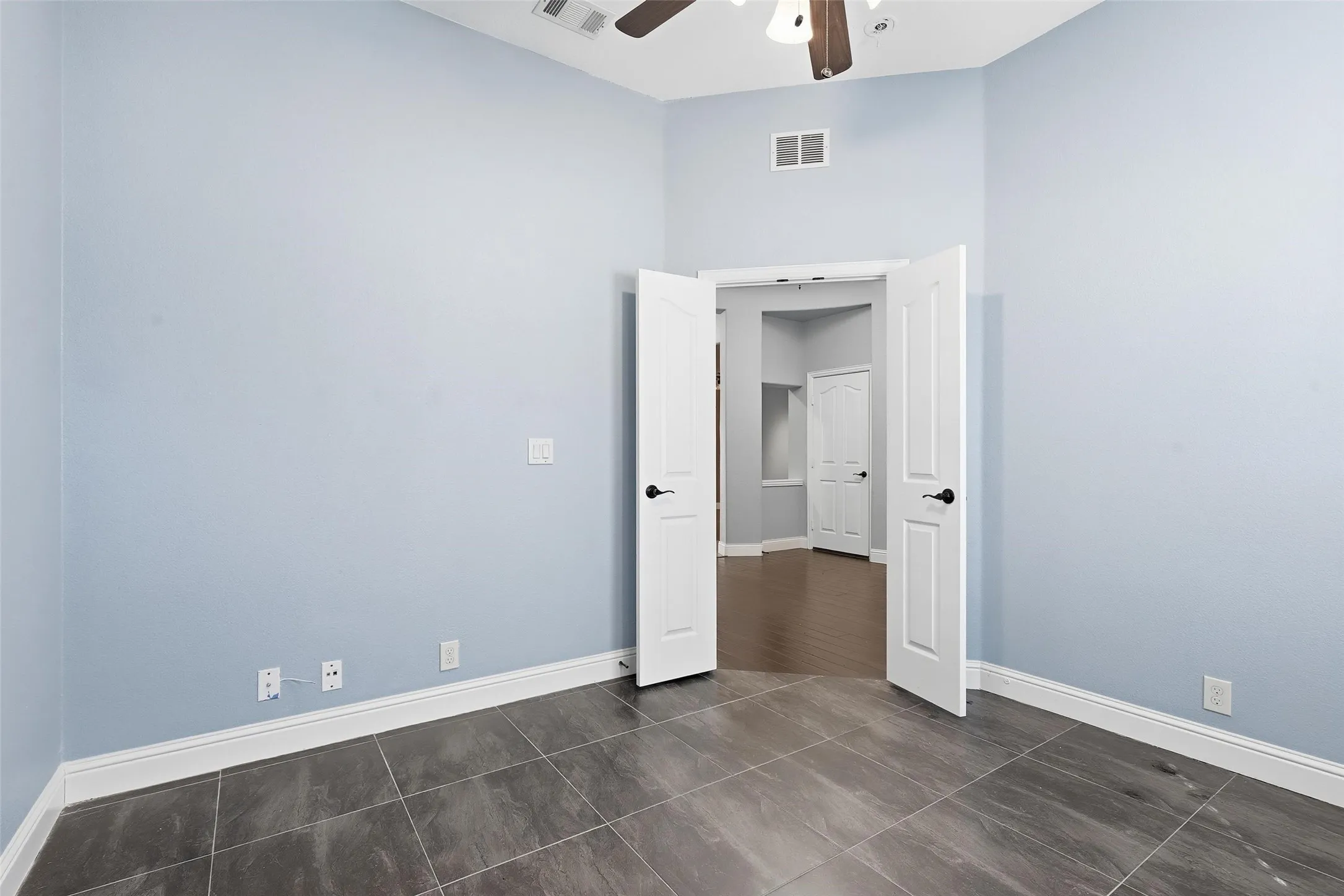 Single Family Residence For Sale in Tarrant County , 5224 Smokey Ridge Drive, Fort Worth, Texas 76123, 5 Bedroom, 3 Bathroom, 2 Garage spaces, 2,972 Sqft, built in 2012, mls#21374677, Real Estate Agent in Fort Worth, Homes For Sale in Tarrant county, Homes For Sale in Fort Worth, Realtor in Fort Worth Texas, Real Estate Brokerage Independent Realty Texas, Luminita Cordes Realtor