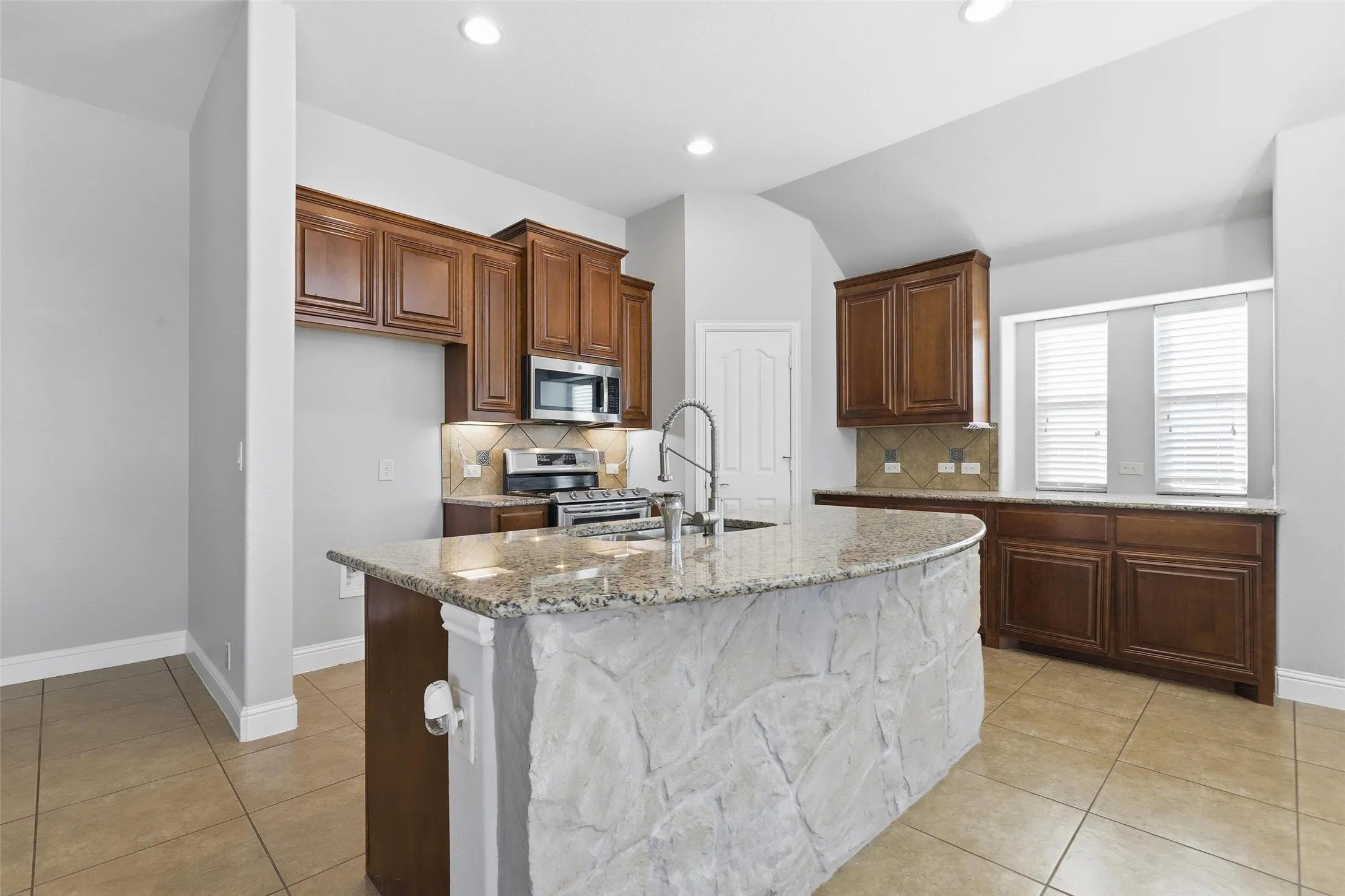 Single Family Residence For Sale in Tarrant County , 5224 Smokey Ridge Drive, Fort Worth, Texas 76123, 5 Bedroom, 3 Bathroom, 2 Garage spaces, 2,972 Sqft, built in 2012, mls#21374677, Real Estate Agent in Fort Worth, Homes For Sale in Tarrant county, Homes For Sale in Fort Worth, Realtor in Fort Worth Texas, Real Estate Brokerage Independent Realty Texas, Luminita Cordes Realtor
