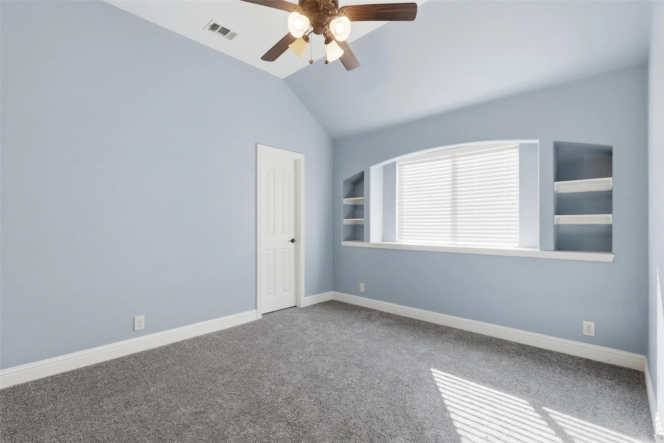 Single Family Residence For Sale in Tarrant County , 5224 Smokey Ridge Drive, Fort Worth, Texas 76123, 5 Bedroom, 3 Bathroom, 2 Garage spaces, 2,972 Sqft, built in 2012, mls#21374677, Real Estate Agent in Fort Worth, Homes For Sale in Tarrant county, Homes For Sale in Fort Worth, Realtor in Fort Worth Texas, Real Estate Brokerage Independent Realty Texas, Luminita Cordes Realtor