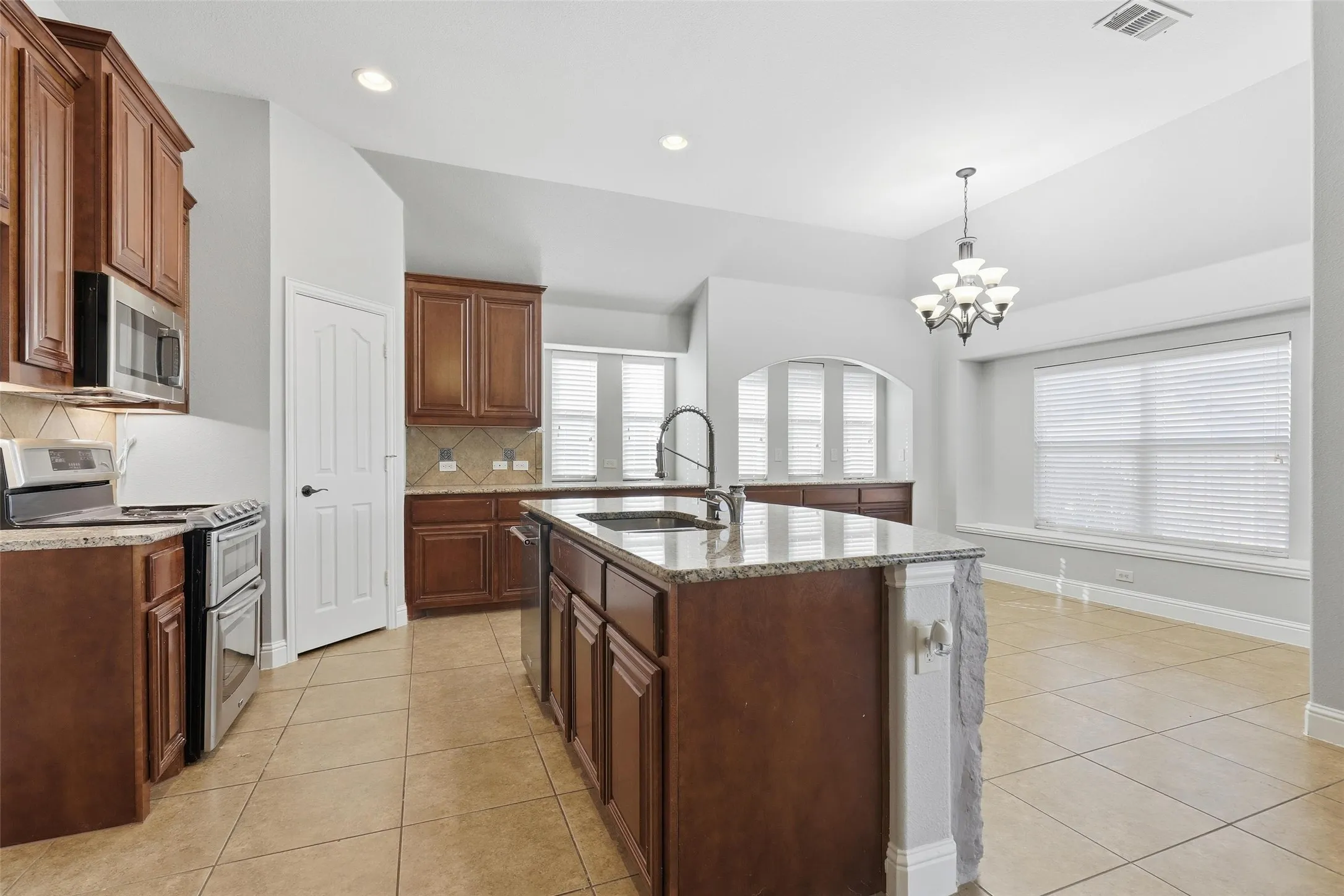 Single Family Residence For Sale in Tarrant County , 5224 Smokey Ridge Drive, Fort Worth, Texas 76123, 5 Bedroom, 3 Bathroom, 2 Garage spaces, 2,972 Sqft, built in 2012, mls#21374677, Real Estate Agent in Fort Worth, Homes For Sale in Tarrant county, Homes For Sale in Fort Worth, Realtor in Fort Worth Texas, Real Estate Brokerage Independent Realty Texas, Luminita Cordes Realtor
