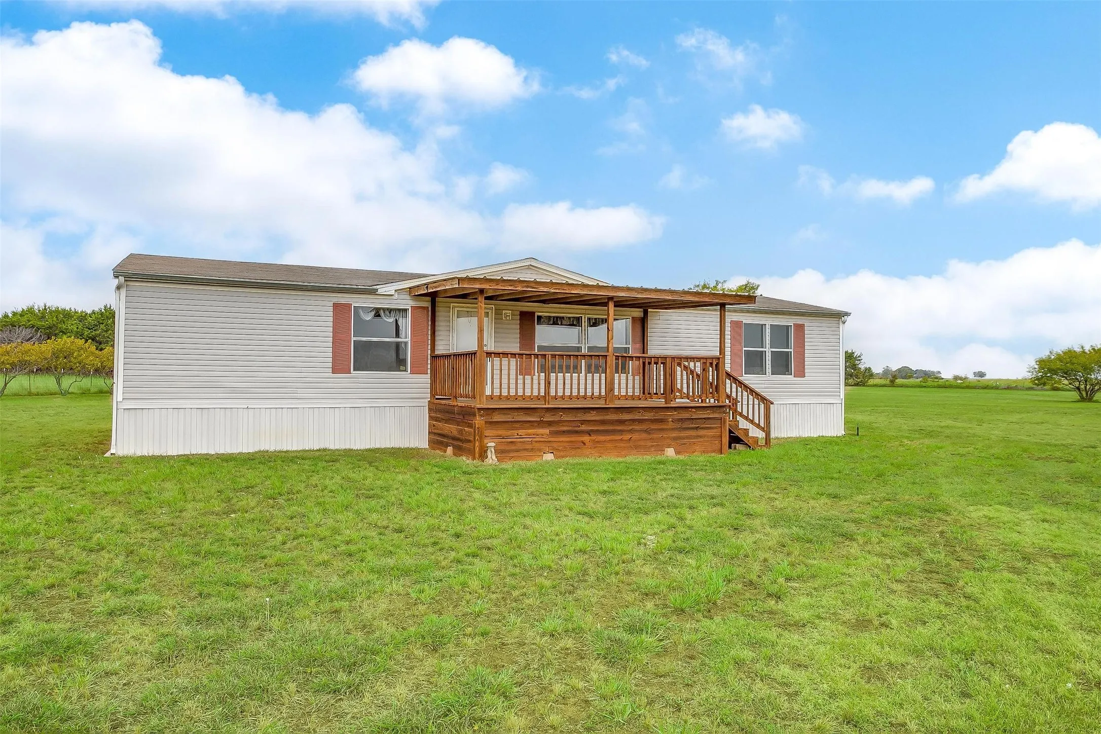 Manufactured Home For Sale in Johnson County , 9064 Summit Court E, Cleburne, Texas 76033, 4 Bedroom, 2 Bathroom, Garage spaces, 1,568 Sqft, built in 1998, mls#21374363, Real Estate Agent in Cleburne, Homes For Sale in Johnson county, Homes For Sale in Cleburne, Realtor in Cleburne Texas, Real Estate Brokerage Independent Realty Texas, Luminita Cordes Realtor