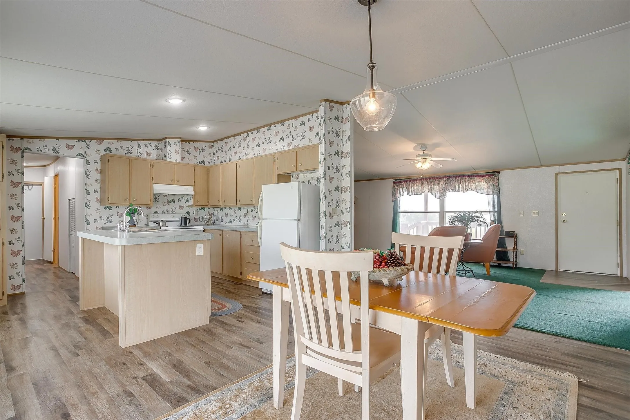 Manufactured Home For Sale in Johnson County , 9064 Summit Court E, Cleburne, Texas 76033, 4 Bedroom, 2 Bathroom, Garage spaces, 1,568 Sqft, built in 1998, mls#21374363, Real Estate Agent in Cleburne, Homes For Sale in Johnson county, Homes For Sale in Cleburne, Realtor in Cleburne Texas, Real Estate Brokerage Independent Realty Texas, Luminita Cordes Realtor