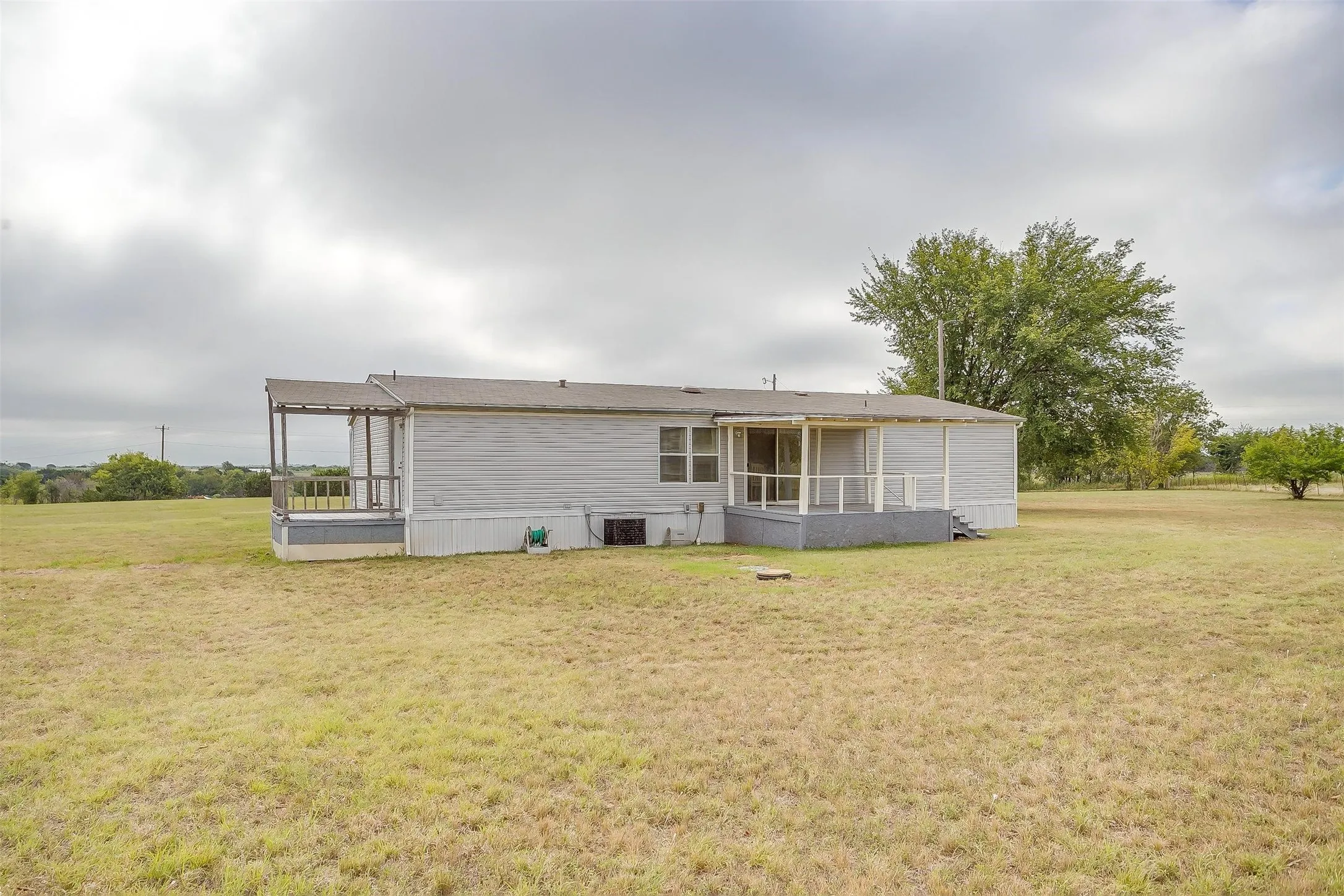 Manufactured Home For Sale in Johnson County , 9064 Summit Court E, Cleburne, Texas 76033, 4 Bedroom, 2 Bathroom, Garage spaces, 1,568 Sqft, built in 1998, mls#21374363, Real Estate Agent in Cleburne, Homes For Sale in Johnson county, Homes For Sale in Cleburne, Realtor in Cleburne Texas, Real Estate Brokerage Independent Realty Texas, Luminita Cordes Realtor