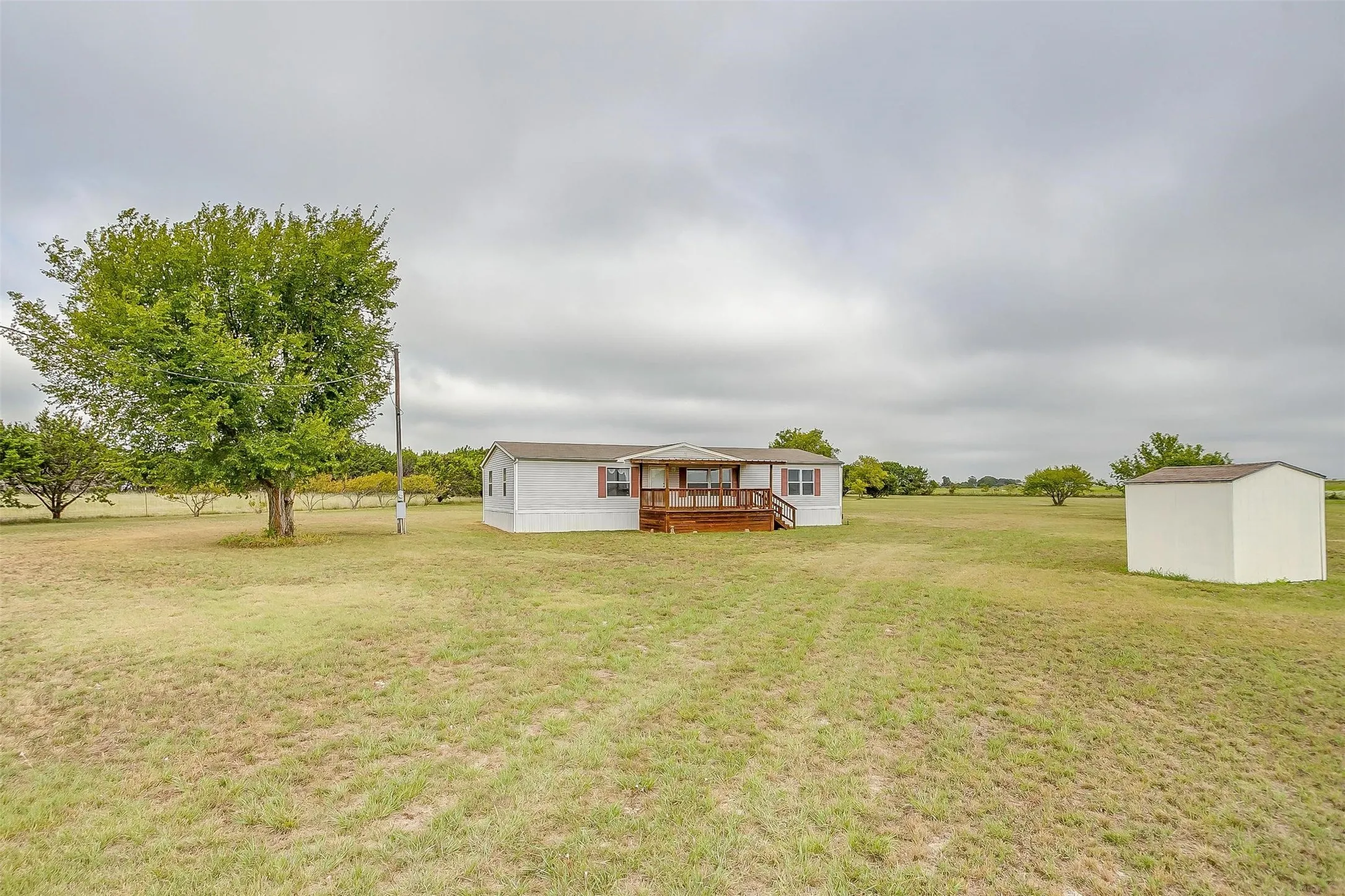 Manufactured Home For Sale in Johnson County , 9064 Summit Court E, Cleburne, Texas 76033, 4 Bedroom, 2 Bathroom, Garage spaces, 1,568 Sqft, built in 1998, mls#21374363, Real Estate Agent in Cleburne, Homes For Sale in Johnson county, Homes For Sale in Cleburne, Realtor in Cleburne Texas, Real Estate Brokerage Independent Realty Texas, Luminita Cordes Realtor
