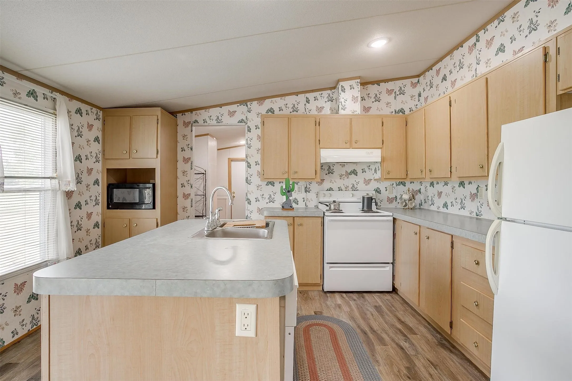 Manufactured Home For Sale in Johnson County , 9064 Summit Court E, Cleburne, Texas 76033, 4 Bedroom, 2 Bathroom, Garage spaces, 1,568 Sqft, built in 1998, mls#21374363, Real Estate Agent in Cleburne, Homes For Sale in Johnson county, Homes For Sale in Cleburne, Realtor in Cleburne Texas, Real Estate Brokerage Independent Realty Texas, Luminita Cordes Realtor