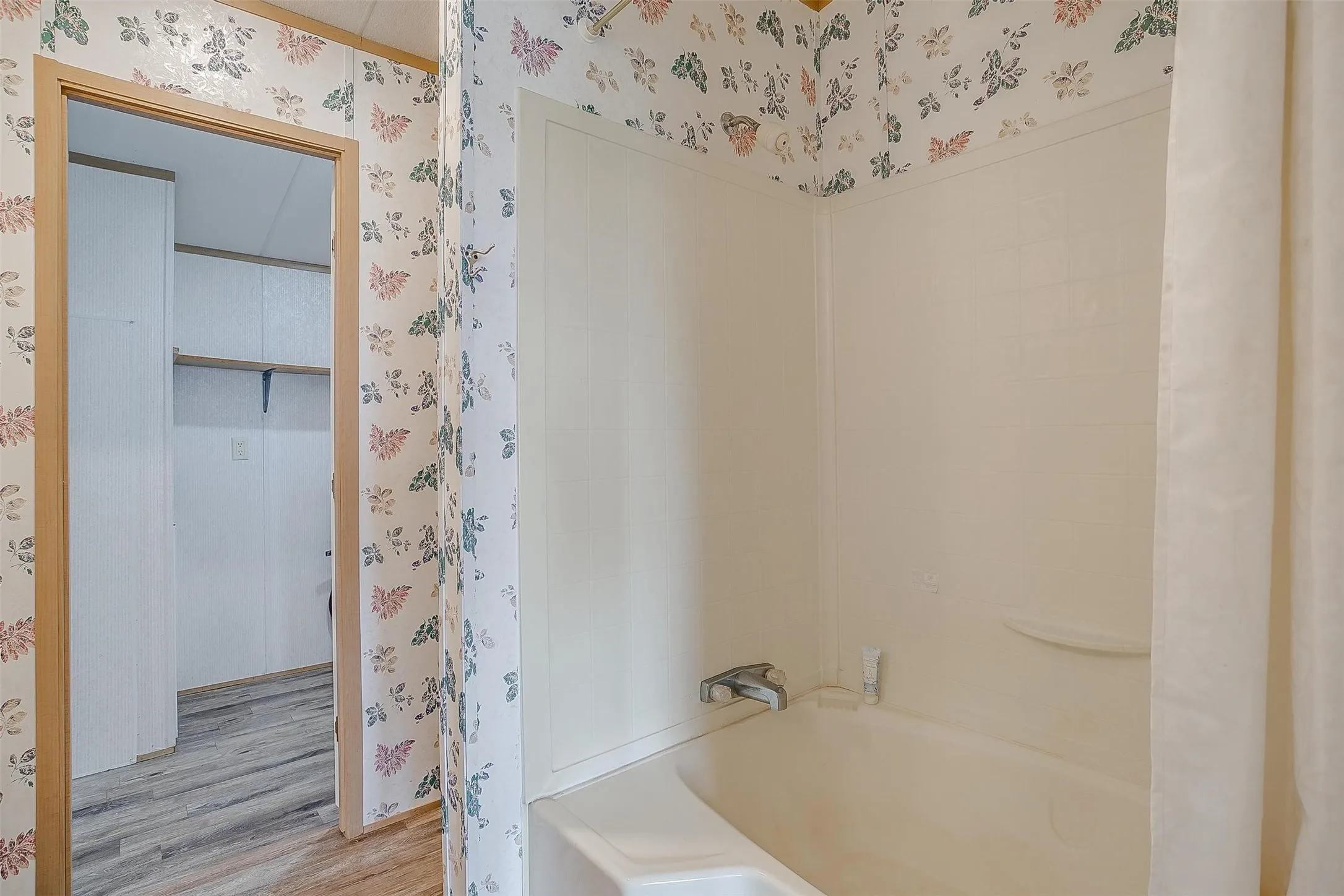 Manufactured Home For Sale in Johnson County , 9064 Summit Court E, Cleburne, Texas 76033, 4 Bedroom, 2 Bathroom, Garage spaces, 1,568 Sqft, built in 1998, mls#21374363, Real Estate Agent in Cleburne, Homes For Sale in Johnson county, Homes For Sale in Cleburne, Realtor in Cleburne Texas, Real Estate Brokerage Independent Realty Texas, Luminita Cordes Realtor