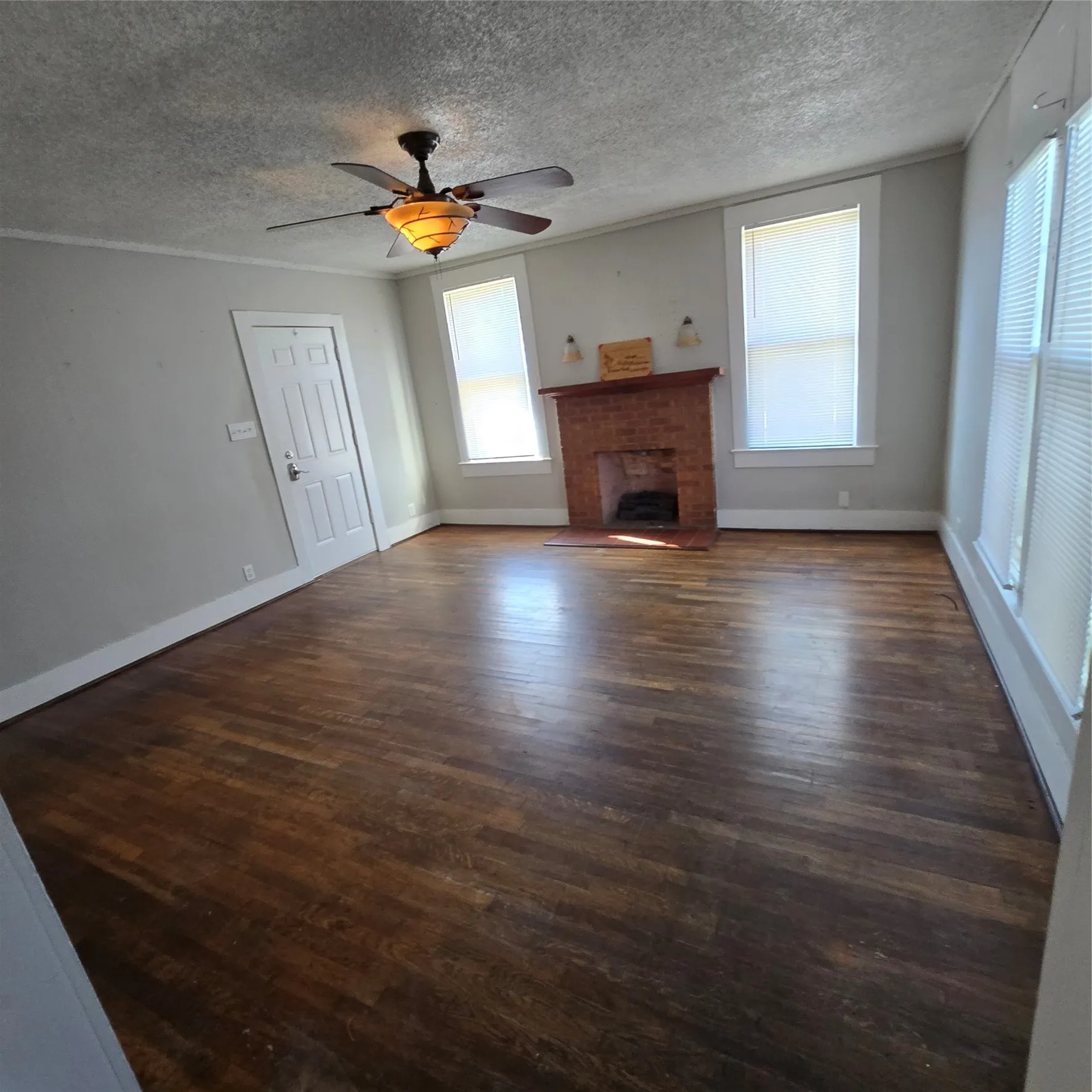 Single Family Residence For Rent in Grayson County , 1031 W Morgan Street, Denison, Texas 75020, 2 Bedroom, 1 Bathroom, Garage spaces, 1,132 Sqft, built in 1945, mls#21367937, Real Estate Agent in Denison, Homes For Rent in Grayson county, Homes For Rent in Denison, Realtor in Denison Texas, Real Estate Brokerage Independent Realty Texas, Luminita Cordes Realtor