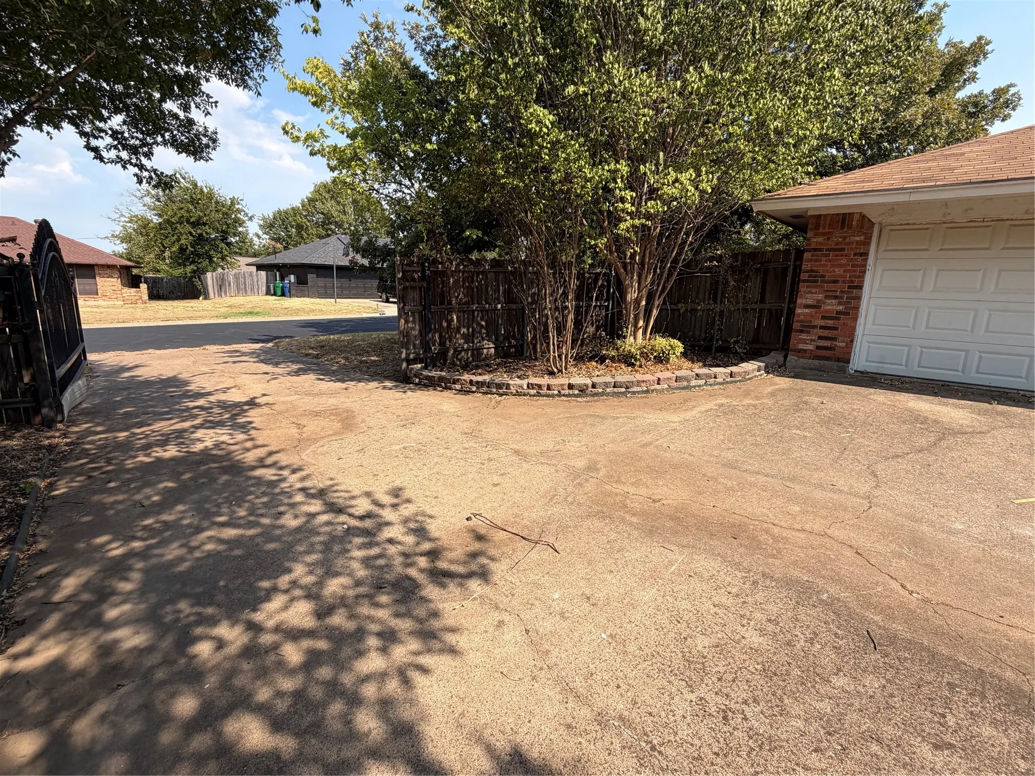 Single Family Residence For Sale in Tarrant County , 209 porter Court, Crowley, Texas 76036, 3 Bedroom, 2 Bathroom, 2 Garage spaces, 1,596 Sqft, built in 1984, mls#21373504, Real Estate Agent in Crowley, Homes For Sale in Tarrant county, Homes For Sale in Crowley, Realtor in Crowley Texas, Real Estate Brokerage Independent Realty Texas, Luminita Cordes Realtor