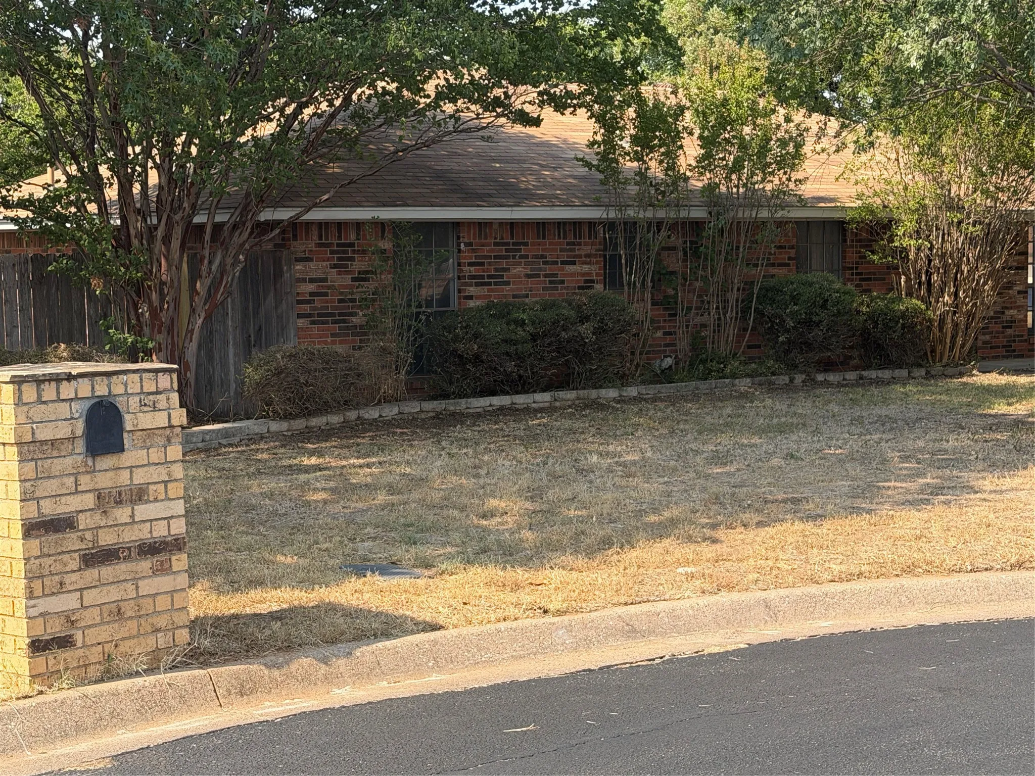 Single Family Residence For Sale in Tarrant County , 209 porter Court, Crowley, Texas 76036, 3 Bedroom, 2 Bathroom, 2 Garage spaces, 1,596 Sqft, built in 1984, mls#21373504, Real Estate Agent in Crowley, Homes For Sale in Tarrant county, Homes For Sale in Crowley, Realtor in Crowley Texas, Real Estate Brokerage Independent Realty Texas, Luminita Cordes Realtor