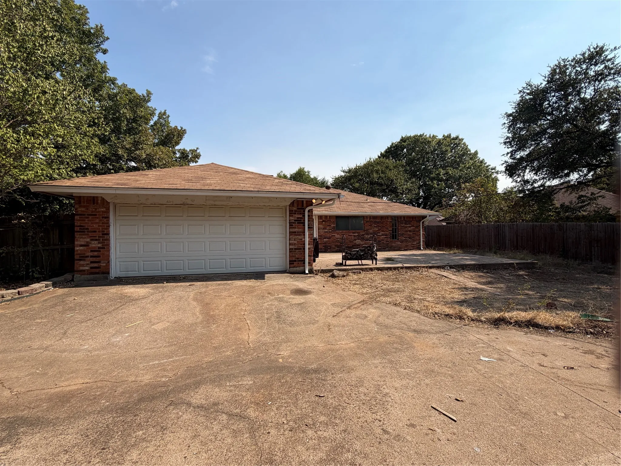 Single Family Residence For Sale in Tarrant County , 209 porter Court, Crowley, Texas 76036, 3 Bedroom, 2 Bathroom, 2 Garage spaces, 1,596 Sqft, built in 1984, mls#21373504, Real Estate Agent in Crowley, Homes For Sale in Tarrant county, Homes For Sale in Crowley, Realtor in Crowley Texas, Real Estate Brokerage Independent Realty Texas, Luminita Cordes Realtor