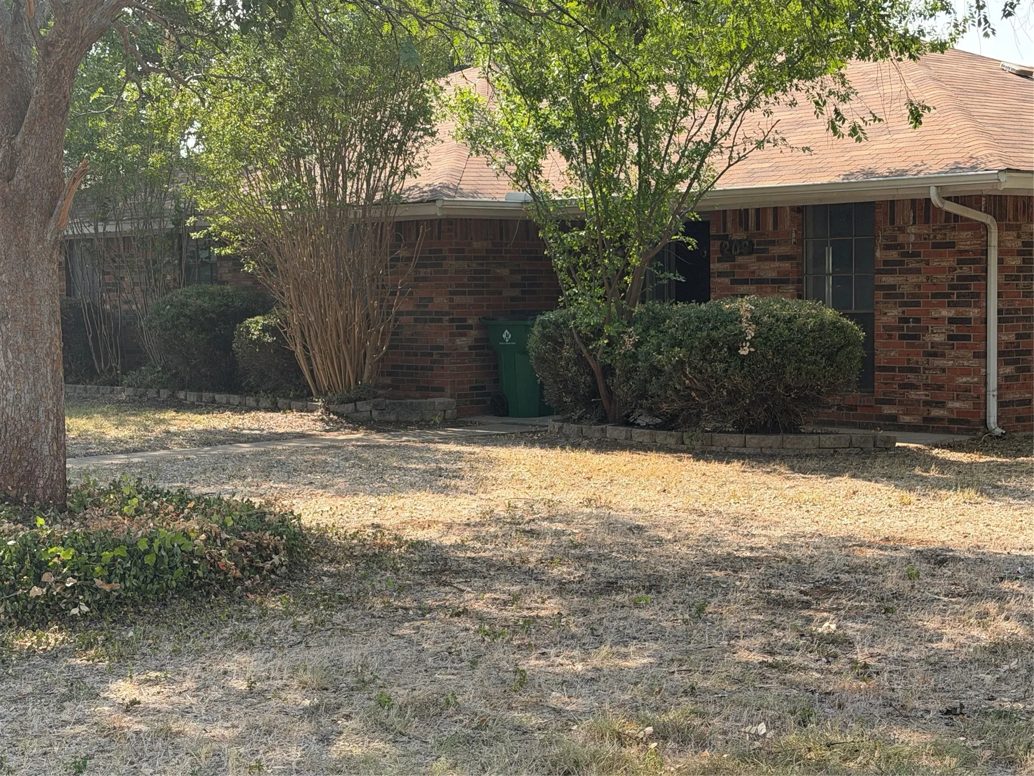 Single Family Residence For Sale in Tarrant County , 209 porter Court, Crowley, Texas 76036, 3 Bedroom, 2 Bathroom, 2 Garage spaces, 1,596 Sqft, built in 1984, mls#21373504, Real Estate Agent in Crowley, Homes For Sale in Tarrant county, Homes For Sale in Crowley, Realtor in Crowley Texas, Real Estate Brokerage Independent Realty Texas, Luminita Cordes Realtor