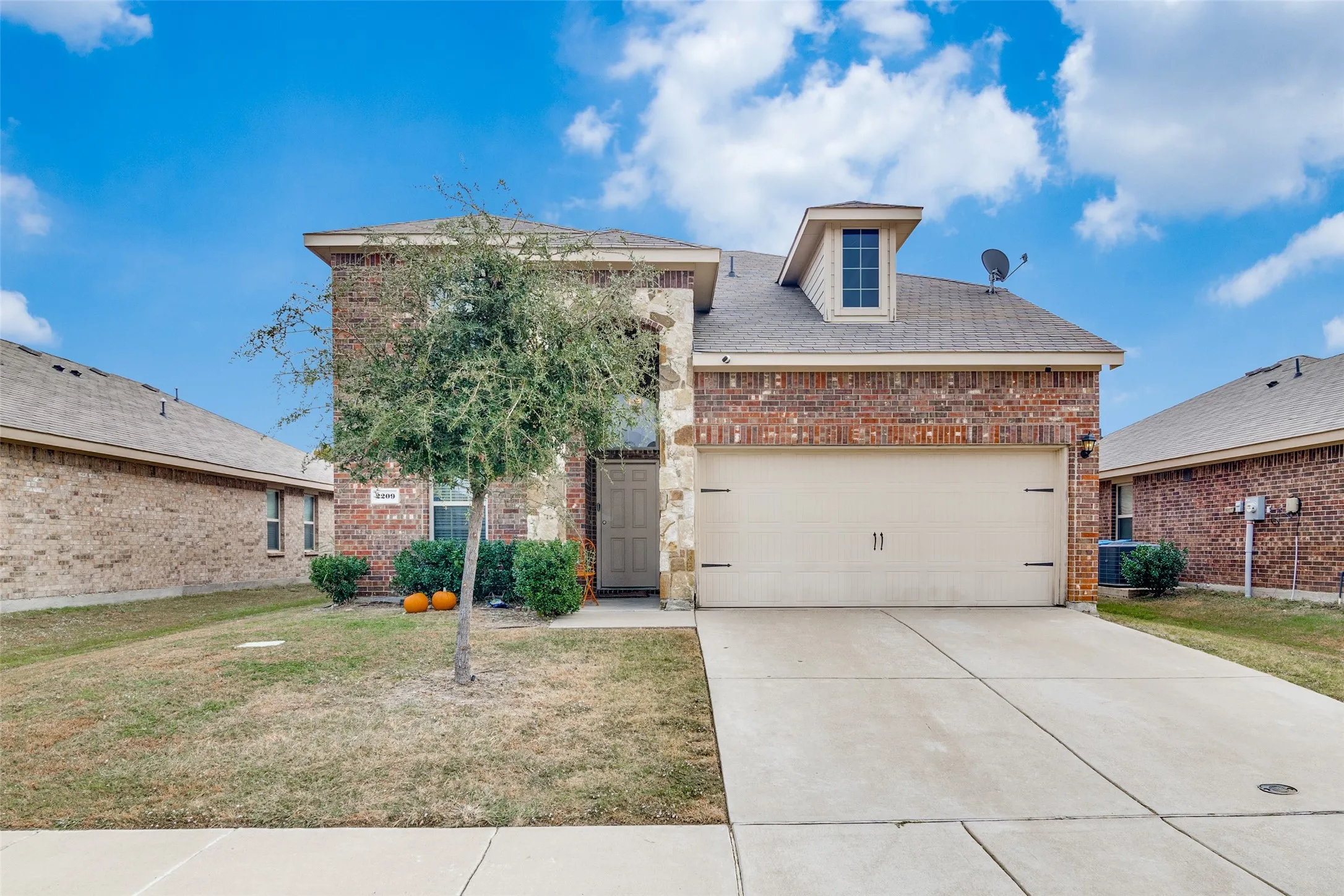 Single Family Residence For Sale in Kaufman County , 2209 Torch Lake Drive, Forney, Texas 75126, 5 Bedroom, 4 Bathroom, 2 Garage spaces, 2,326 Sqft, built in 2016, mls#21374696, Real Estate Agent in Forney, Homes For Sale in Kaufman county, Homes For Sale in Forney, Realtor in Forney Texas, Real Estate Brokerage Independent Realty Texas, Luminita Cordes Realtor