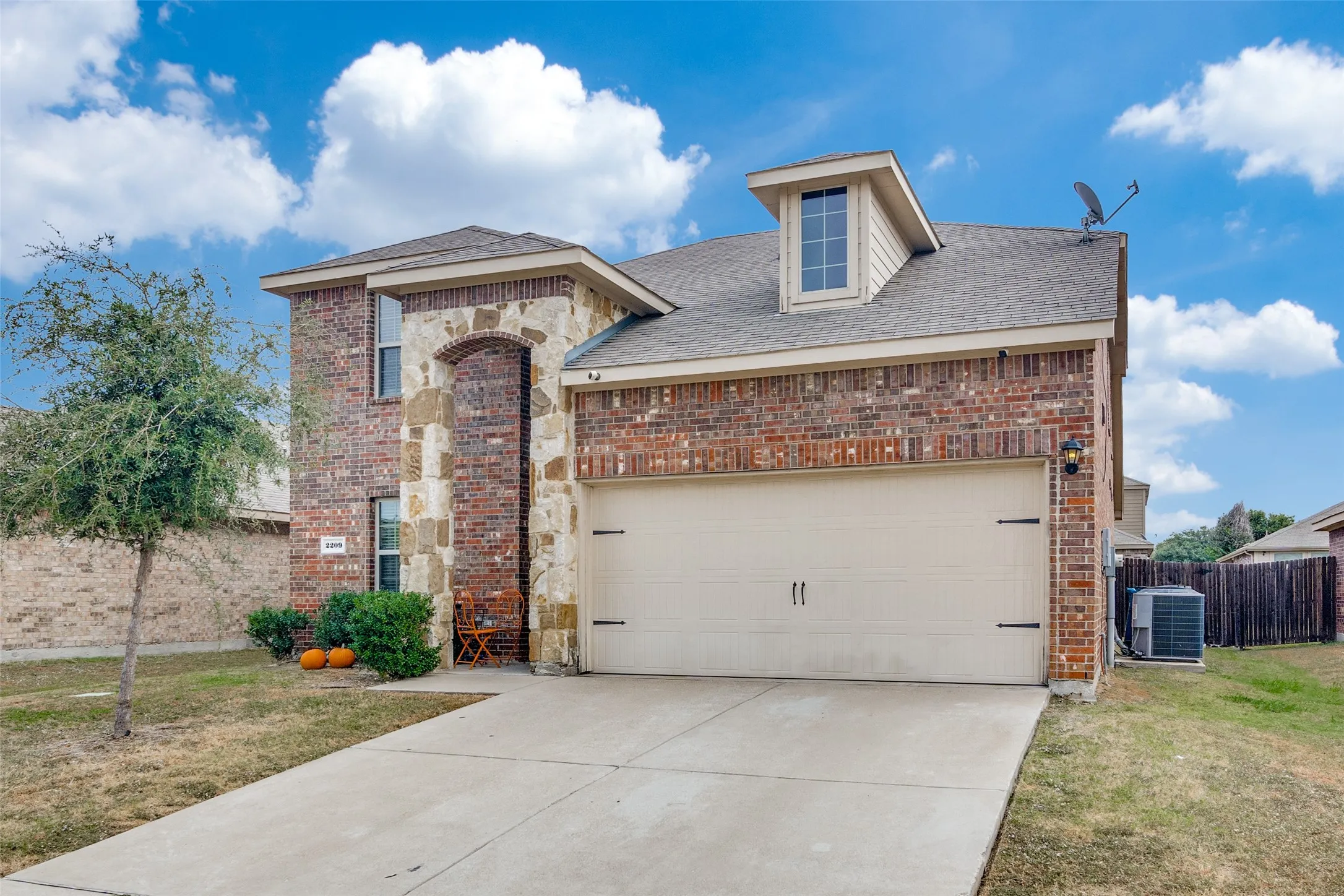 Single Family Residence For Sale in Kaufman County , 2209 Torch Lake Drive, Forney, Texas 75126, 5 Bedroom, 4 Bathroom, 2 Garage spaces, 2,326 Sqft, built in 2016, mls#21374696, Real Estate Agent in Forney, Homes For Sale in Kaufman county, Homes For Sale in Forney, Realtor in Forney Texas, Real Estate Brokerage Independent Realty Texas, Luminita Cordes Realtor