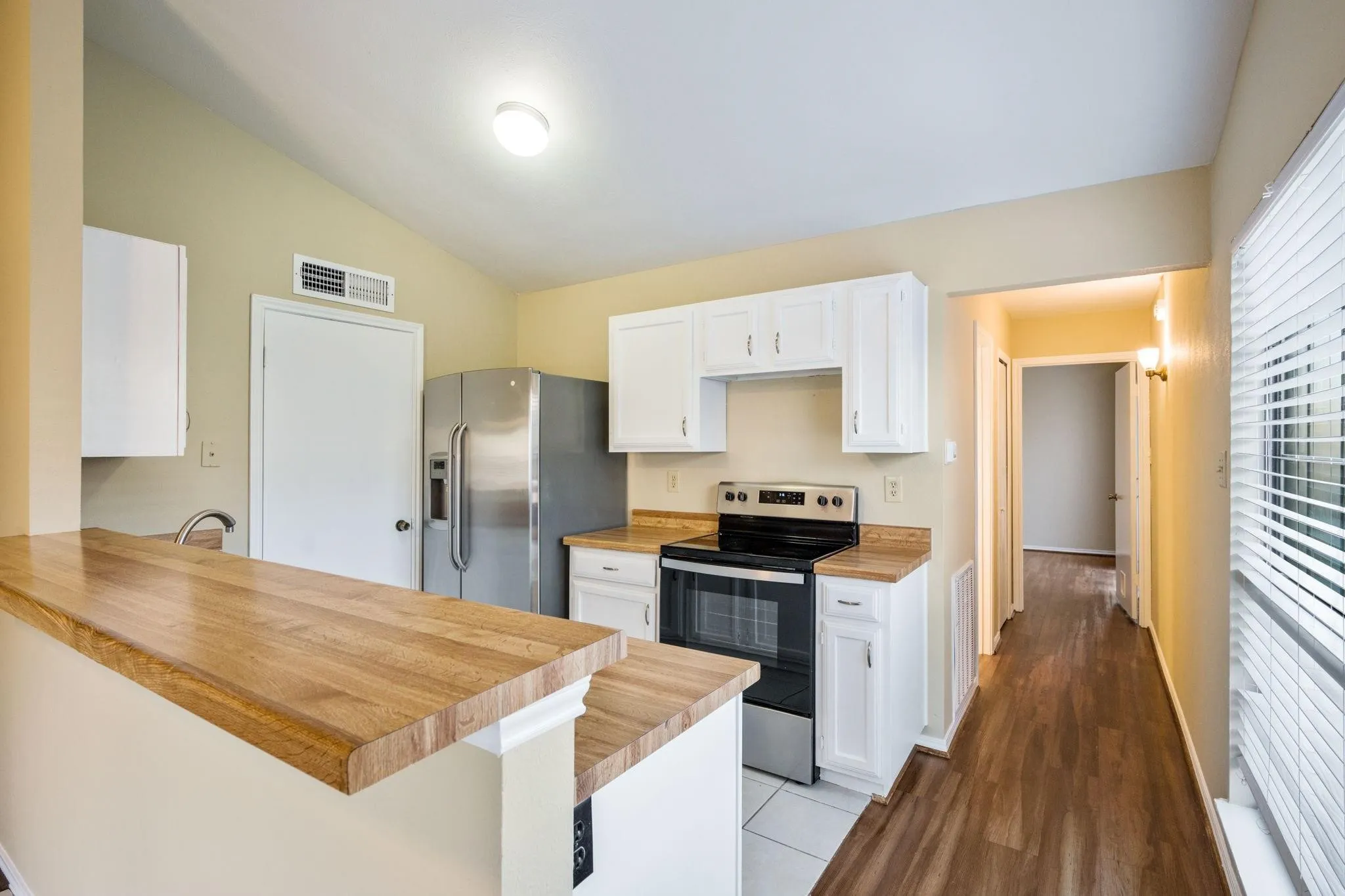 Single Family Residence For Sale in Denton County , 4638 Carr Street, The Colony, Texas 75056, 2 Bedroom, 1 Bathroom, Garage spaces, 888 Sqft, built in 1983, mls#21374697, Real Estate Agent in The Colony, Homes For Sale in Denton county, Homes For Sale in The Colony, Realtor in The Colony Texas, Real Estate Brokerage Independent Realty Texas, Luminita Cordes Realtor