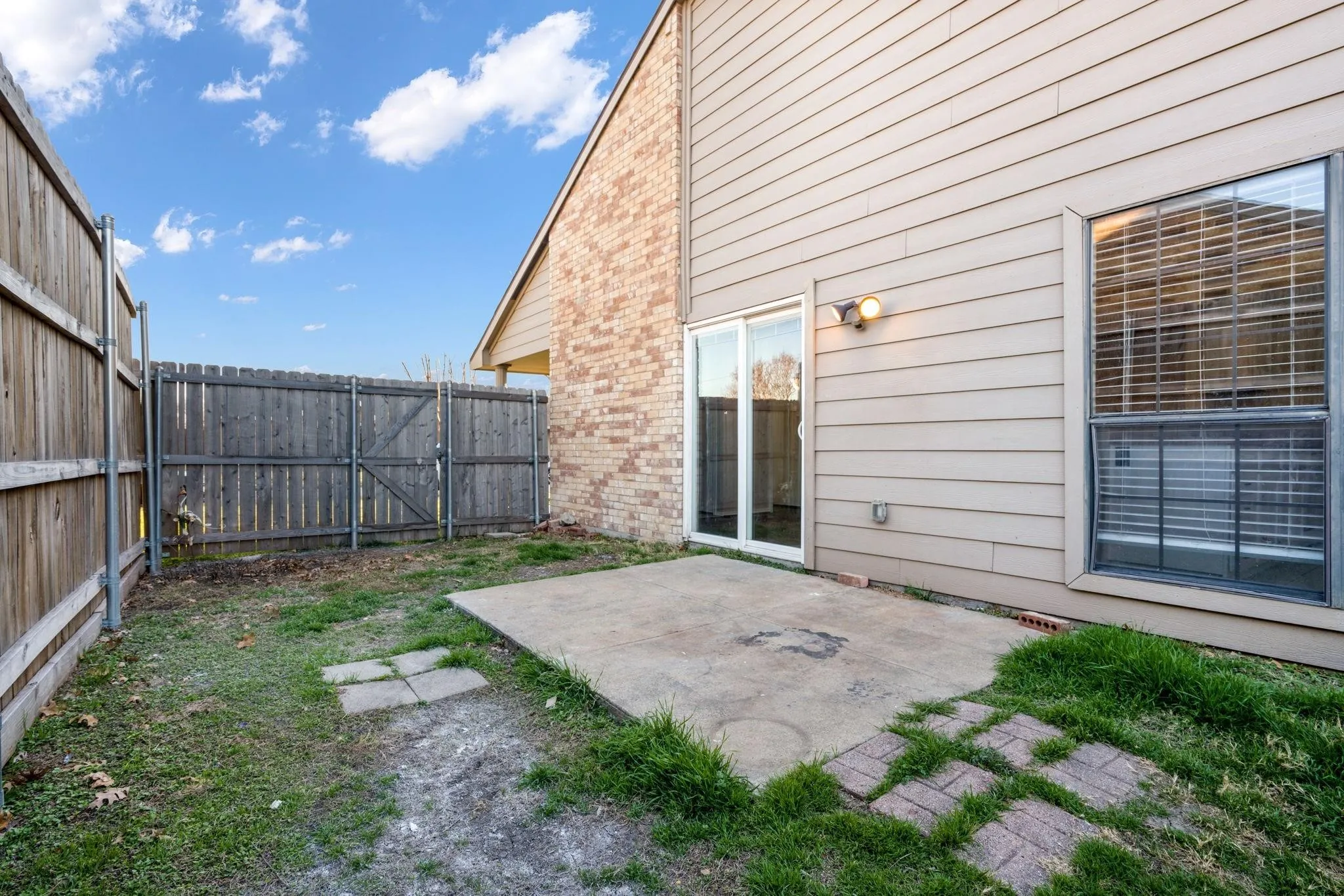 Single Family Residence For Sale in Denton County , 4638 Carr Street, The Colony, Texas 75056, 2 Bedroom, 1 Bathroom, Garage spaces, 888 Sqft, built in 1983, mls#21374697, Real Estate Agent in The Colony, Homes For Sale in Denton county, Homes For Sale in The Colony, Realtor in The Colony Texas, Real Estate Brokerage Independent Realty Texas, Luminita Cordes Realtor