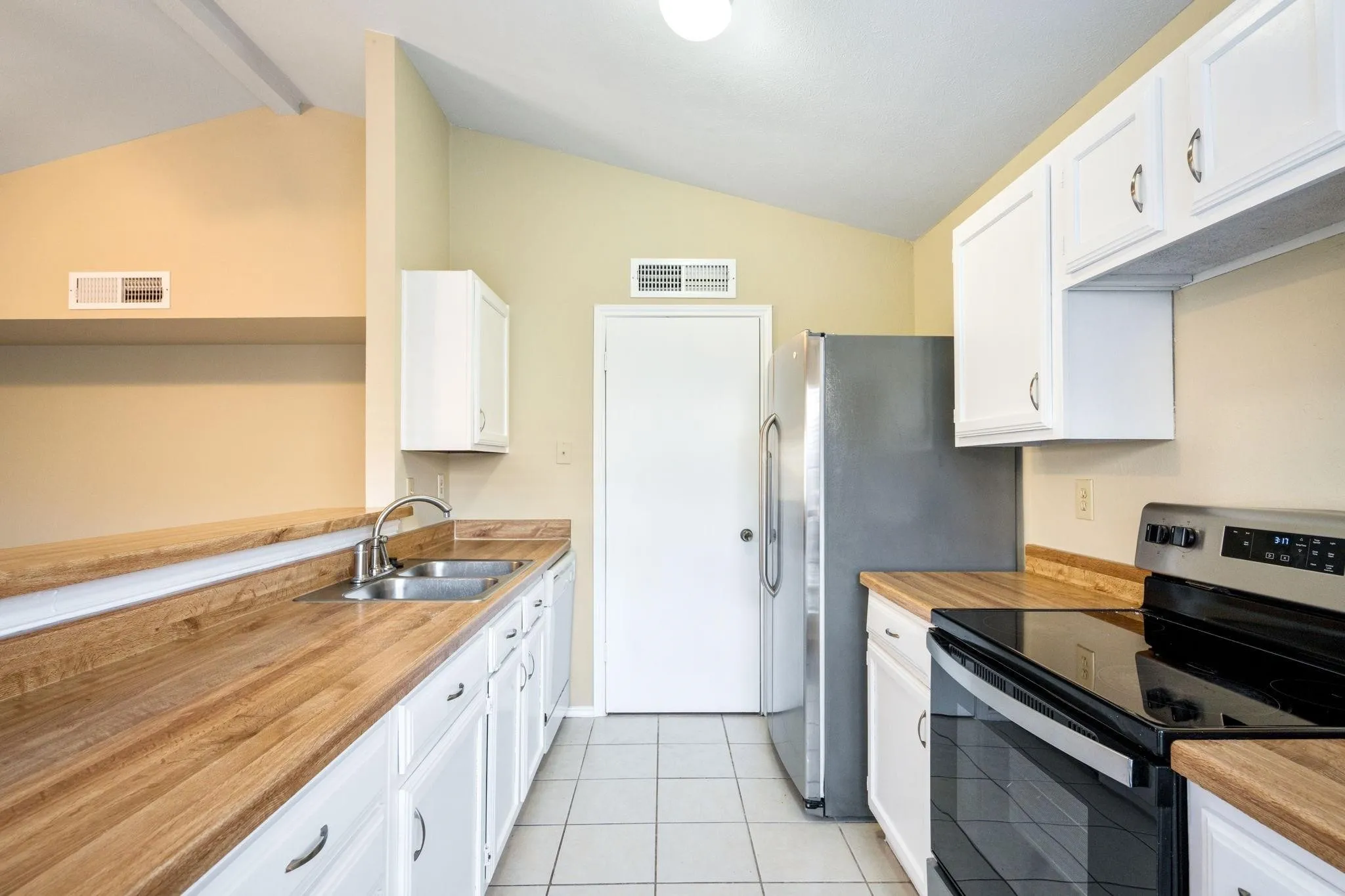 Single Family Residence For Sale in Denton County , 4638 Carr Street, The Colony, Texas 75056, 2 Bedroom, 1 Bathroom, Garage spaces, 888 Sqft, built in 1983, mls#21374697, Real Estate Agent in The Colony, Homes For Sale in Denton county, Homes For Sale in The Colony, Realtor in The Colony Texas, Real Estate Brokerage Independent Realty Texas, Luminita Cordes Realtor