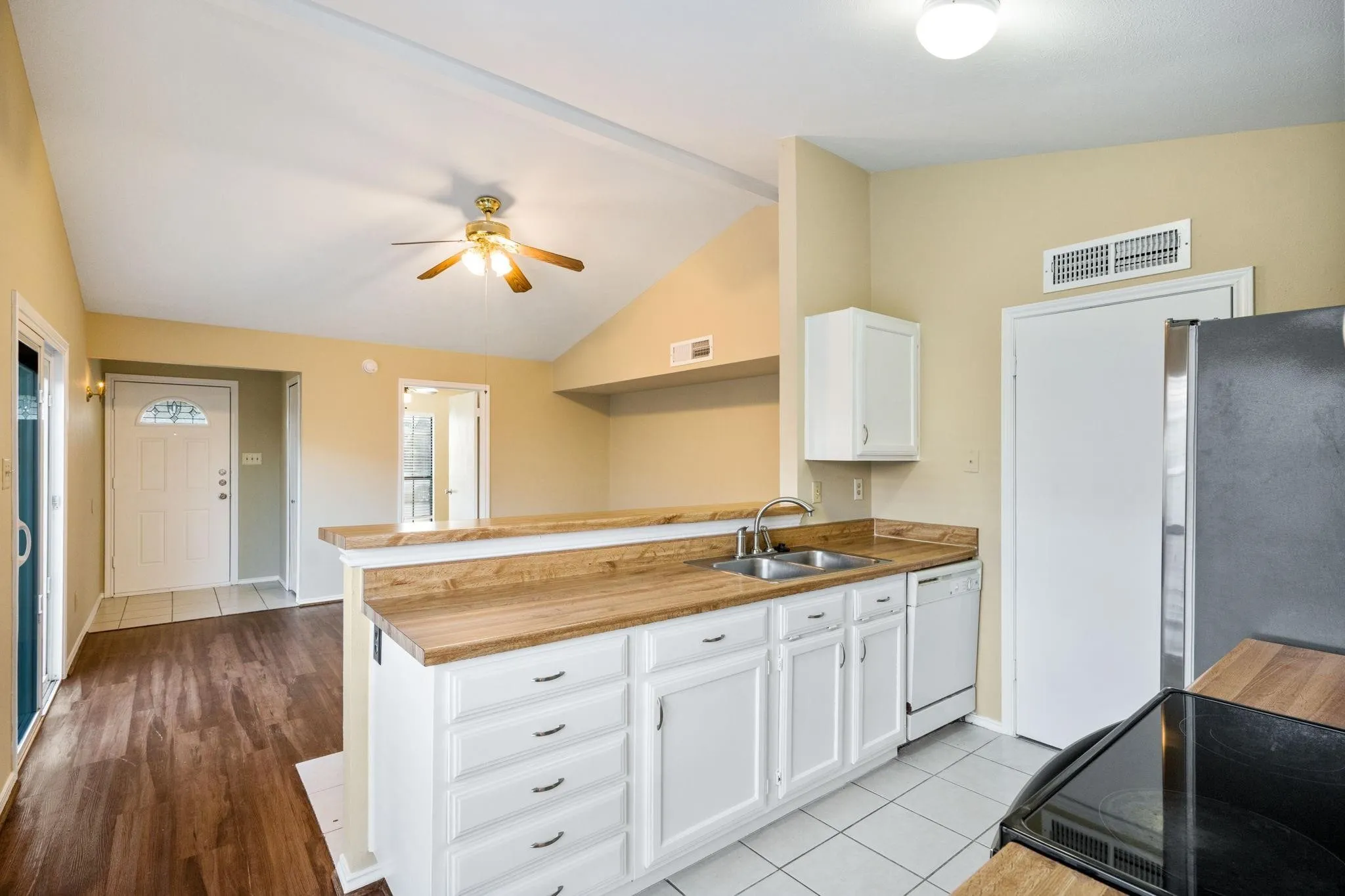 Single Family Residence For Sale in Denton County , 4638 Carr Street, The Colony, Texas 75056, 2 Bedroom, 1 Bathroom, Garage spaces, 888 Sqft, built in 1983, mls#21374697, Real Estate Agent in The Colony, Homes For Sale in Denton county, Homes For Sale in The Colony, Realtor in The Colony Texas, Real Estate Brokerage Independent Realty Texas, Luminita Cordes Realtor