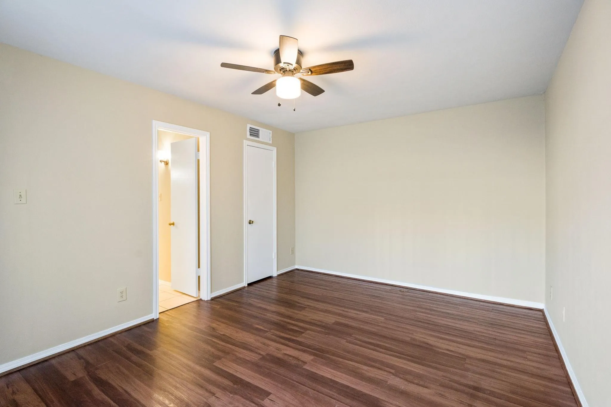 Single Family Residence For Sale in Denton County , 4638 Carr Street, The Colony, Texas 75056, 2 Bedroom, 1 Bathroom, Garage spaces, 888 Sqft, built in 1983, mls#21374697, Real Estate Agent in The Colony, Homes For Sale in Denton county, Homes For Sale in The Colony, Realtor in The Colony Texas, Real Estate Brokerage Independent Realty Texas, Luminita Cordes Realtor