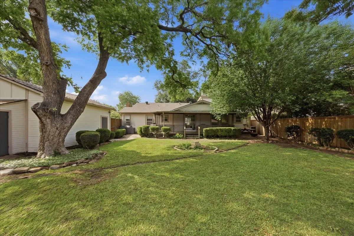 Single Family Residence For Sale in Tarrant County , 3724 Hilltop Road, Fort Worth, Texas 76109, 3 Bedroom, 3 Bathroom, 2 Garage spaces, 2,352 Sqft, built in 1941, mls#21359216, Real Estate Agent in Fort Worth, Homes For Sale in Tarrant county, Homes For Sale in Fort Worth, Realtor in Fort Worth Texas, Real Estate Brokerage Independent Realty Texas, Luminita Cordes Realtor