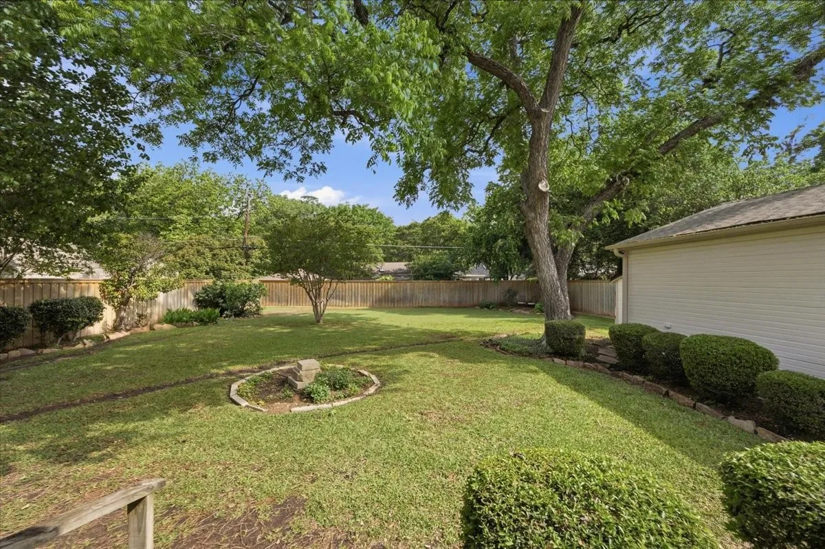Single Family Residence For Sale in Tarrant County , 3724 Hilltop Road, Fort Worth, Texas 76109, 3 Bedroom, 3 Bathroom, 2 Garage spaces, 2,352 Sqft, built in 1941, mls#21359216, Real Estate Agent in Fort Worth, Homes For Sale in Tarrant county, Homes For Sale in Fort Worth, Realtor in Fort Worth Texas, Real Estate Brokerage Independent Realty Texas, Luminita Cordes Realtor