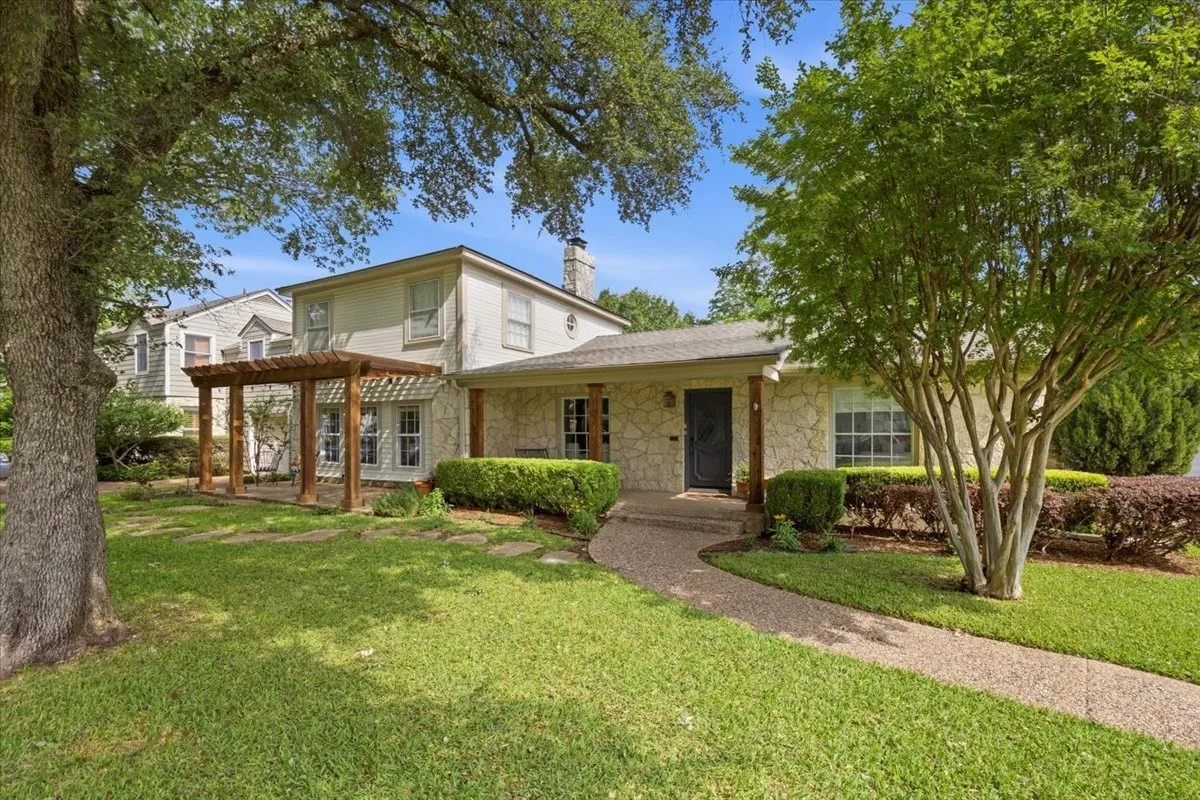 Single Family Residence For Sale in Tarrant County , 3724 Hilltop Road, Fort Worth, Texas 76109, 3 Bedroom, 3 Bathroom, 2 Garage spaces, 2,352 Sqft, built in 1941, mls#21359216, Real Estate Agent in Fort Worth, Homes For Sale in Tarrant county, Homes For Sale in Fort Worth, Realtor in Fort Worth Texas, Real Estate Brokerage Independent Realty Texas, Luminita Cordes Realtor