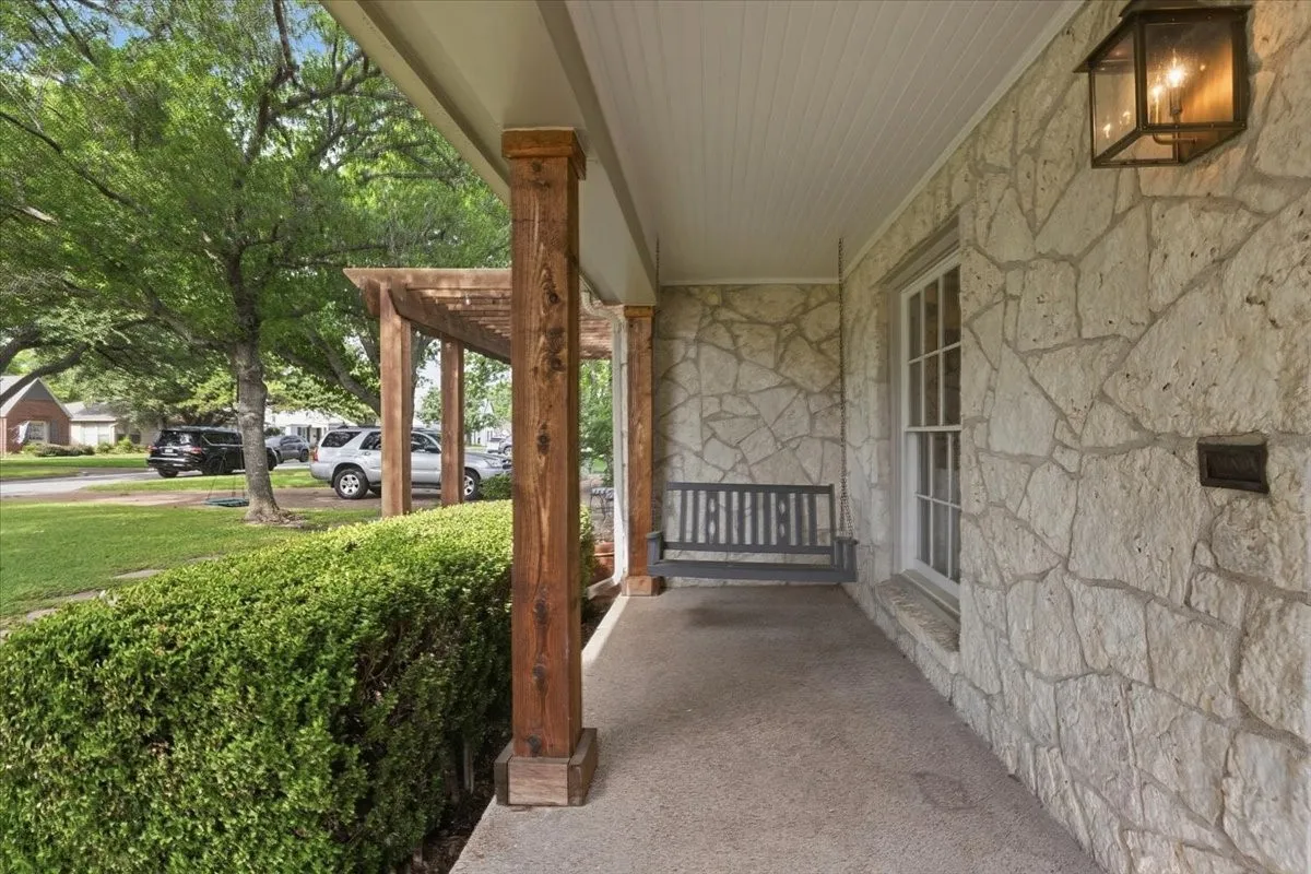Single Family Residence For Sale in Tarrant County , 3724 Hilltop Road, Fort Worth, Texas 76109, 3 Bedroom, 3 Bathroom, 2 Garage spaces, 2,352 Sqft, built in 1941, mls#21359216, Real Estate Agent in Fort Worth, Homes For Sale in Tarrant county, Homes For Sale in Fort Worth, Realtor in Fort Worth Texas, Real Estate Brokerage Independent Realty Texas, Luminita Cordes Realtor