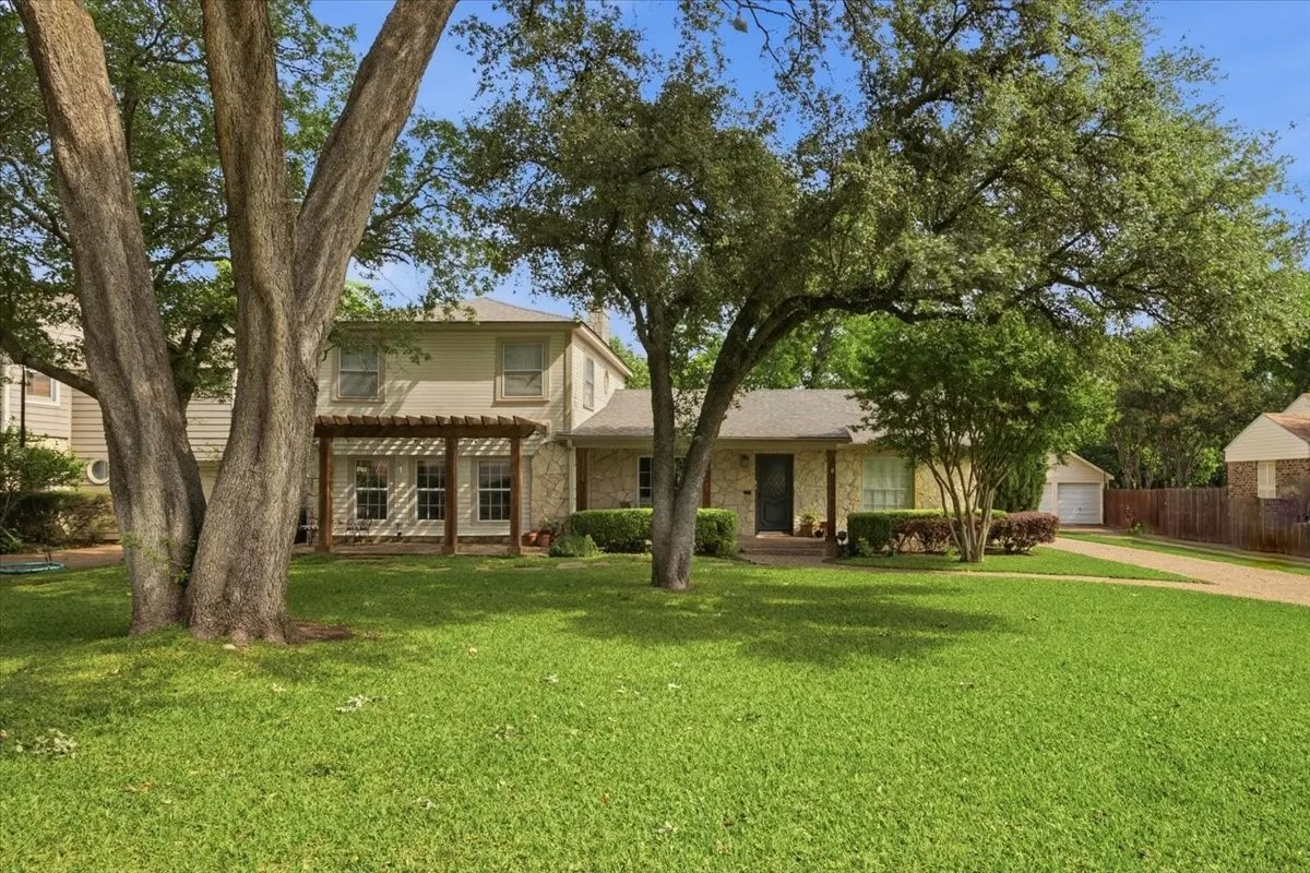 Single Family Residence For Sale in Tarrant County , 3724 Hilltop Road, Fort Worth, Texas 76109, 3 Bedroom, 3 Bathroom, 2 Garage spaces, 2,352 Sqft, built in 1941, mls#21359216, Real Estate Agent in Fort Worth, Homes For Sale in Tarrant county, Homes For Sale in Fort Worth, Realtor in Fort Worth Texas, Real Estate Brokerage Independent Realty Texas, Luminita Cordes Realtor