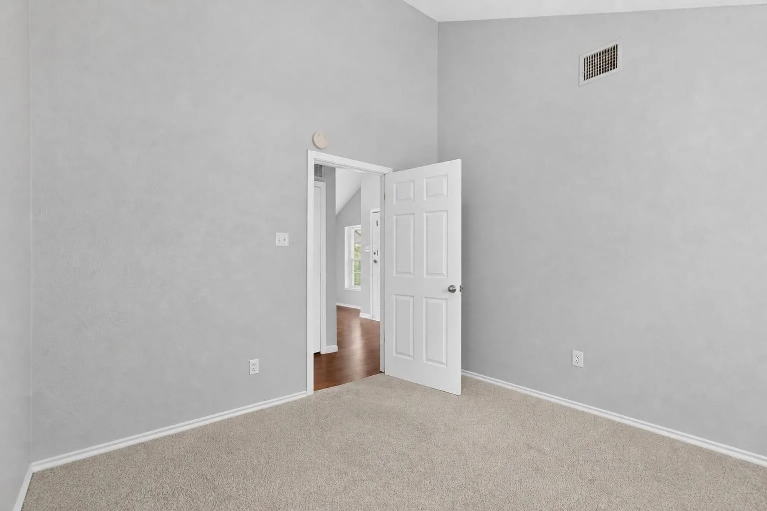 Single Family Residence For Sale in Dallas County , 5548 Village Green Drive, Mesquite, Texas 75150, 2 Bedroom, 2 Bathroom, 1 Garage spaces, 1,259 Sqft, built in 1983, mls#21374701, Real Estate Agent in Mesquite, Homes For Sale in Dallas county, Homes For Sale in Mesquite, Realtor in Mesquite Texas, Real Estate Brokerage Independent Realty Texas, Luminita Cordes Realtor