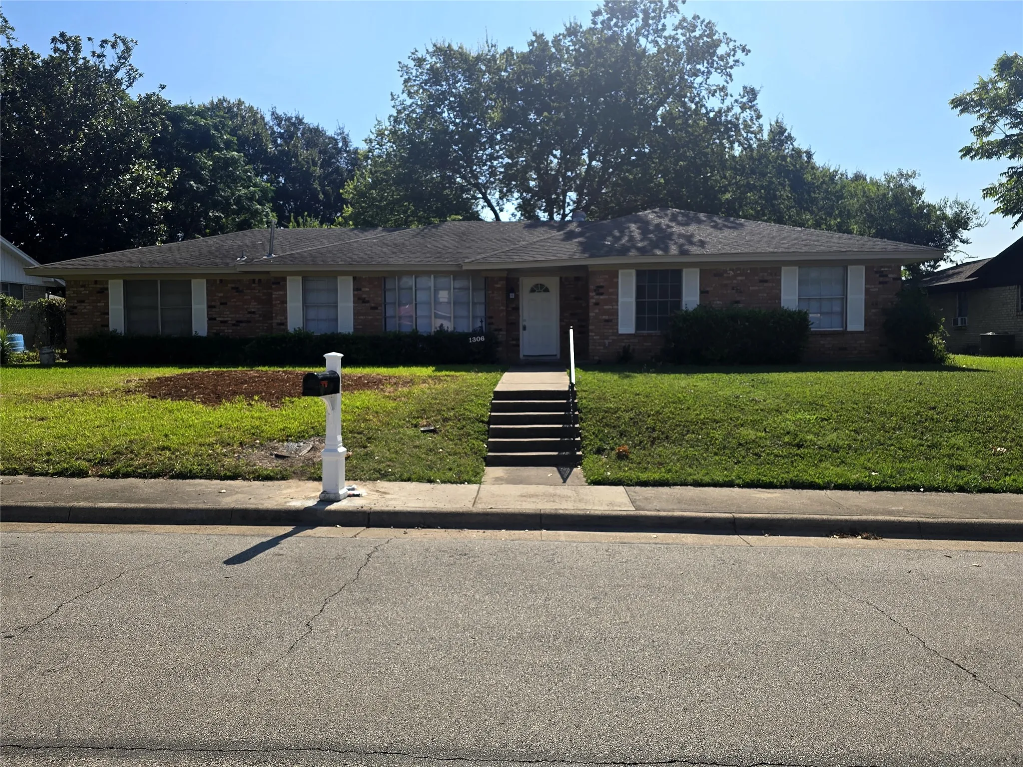 Single Family Residence For Rent in Dallas County , 1306 Holt Avenue, De Soto, Texas 75115, 3 Bedroom, 2 Bathroom, 2 Garage spaces, 1,422 Sqft, built in 1966, mls#21362943, Real Estate Agent in De Soto, Homes For Rent in Dallas county, Homes For Rent in De Soto, Realtor in De Soto Texas, Real Estate Brokerage Independent Realty Texas, Luminita Cordes Realtor
