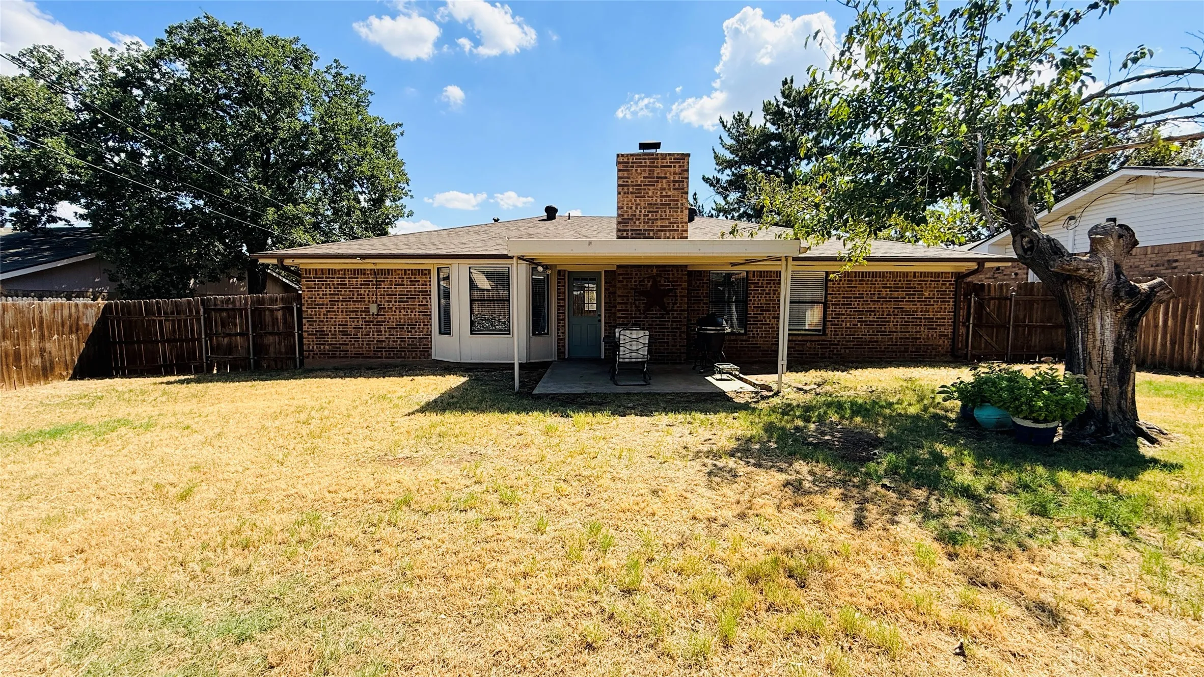 Single Family Residence For Sale in Young County , 1402 Preston Trail Court, Graham, Texas 76450, 3 Bedroom, 2 Bathroom, 2 Garage spaces, 1,361 Sqft, built in 1984, mls#21372459, Real Estate Agent in Graham, Homes For Sale in Young county, Homes For Sale in Graham, Realtor in Graham Texas, Real Estate Brokerage Independent Realty Texas, Luminita Cordes Realtor